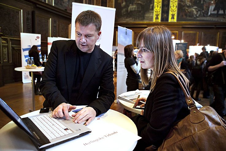 JOBSURFING – Mette Mølgaard Mogensen surfede også rundt blandt de forskellige virksomheder på KU’s karrierebørs og fik feedback på sit cv og sine jobmuligheder. 
