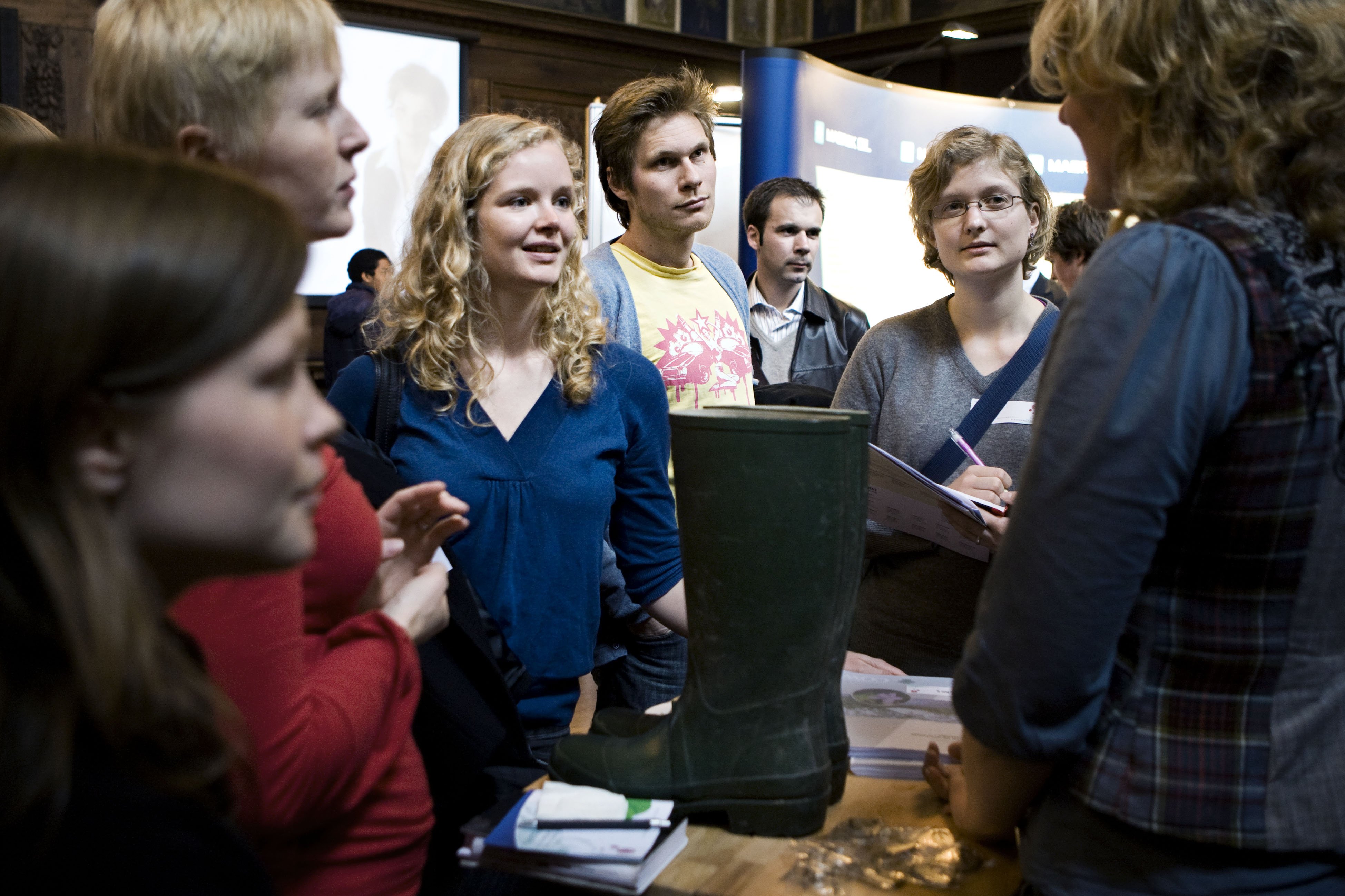 KARRIEREBØRS - Studerende surfer fremtidige jobmuligheder på Den Grønne Karrierebørs i 2008. 