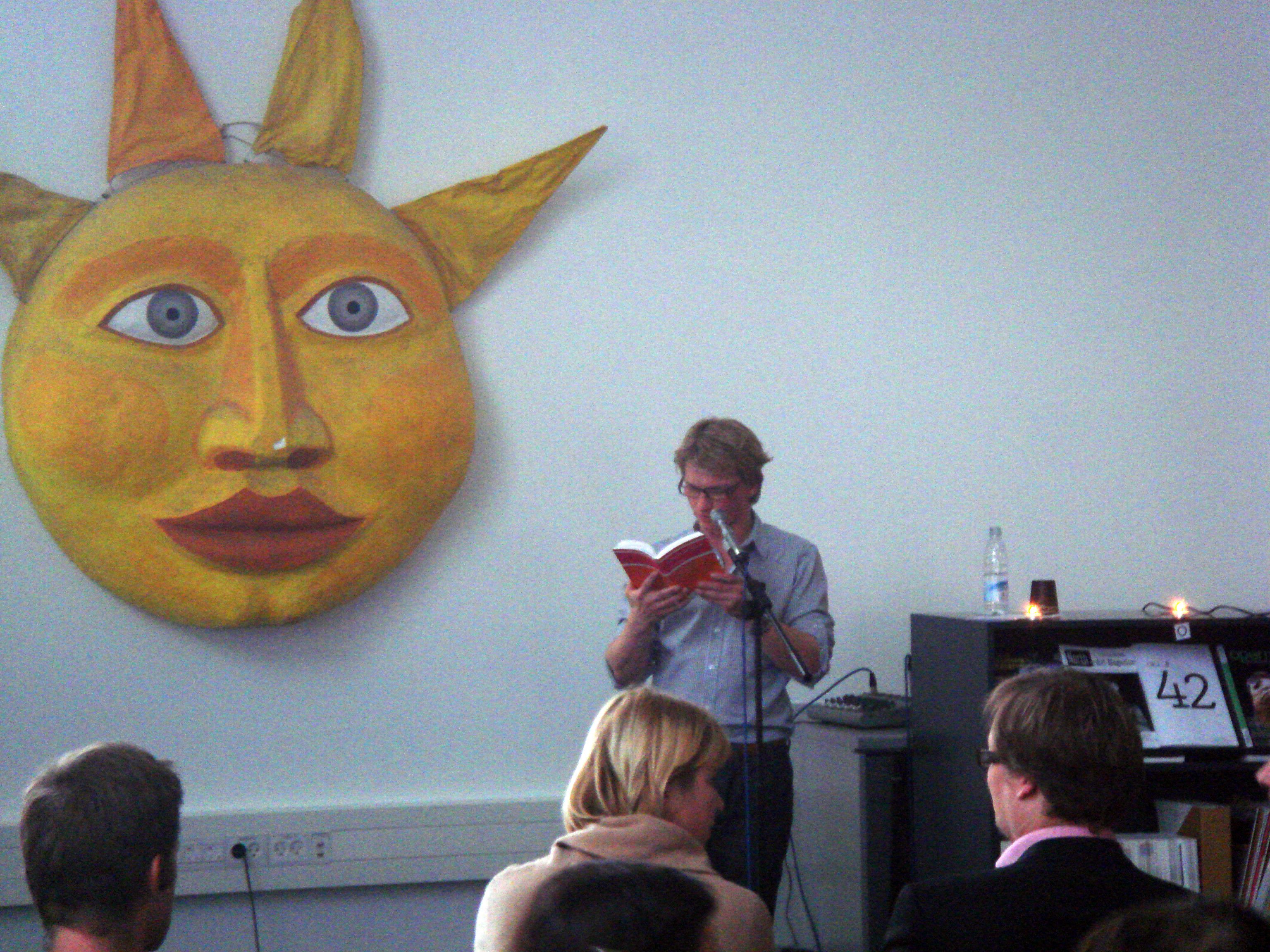 KOMMA OG PUNKTUM - Martin Glaz Serup læser kun tegnene, ingen ord. Det er Kenneth Goldsmiths 'Gertrude Stein: On Punctuation'. I dansk oversættelse, forstås. Så folk ikke bliver hægtet af.