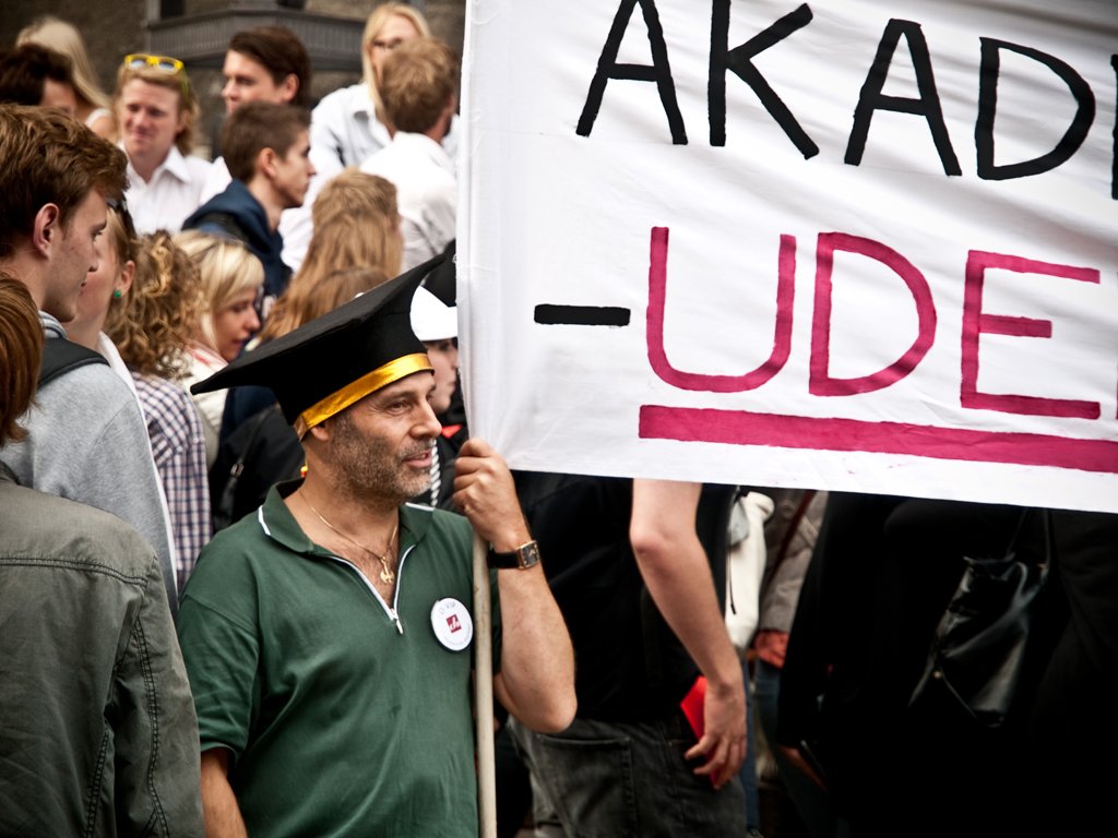 BORTVIST - De deltidsansatte undervisere på KUA måtte lide den tort at blive vist bort fra Københavns Universitets område, da de demonstrerede under immatrikulationsfesten for bedre ansættelsesforhold.