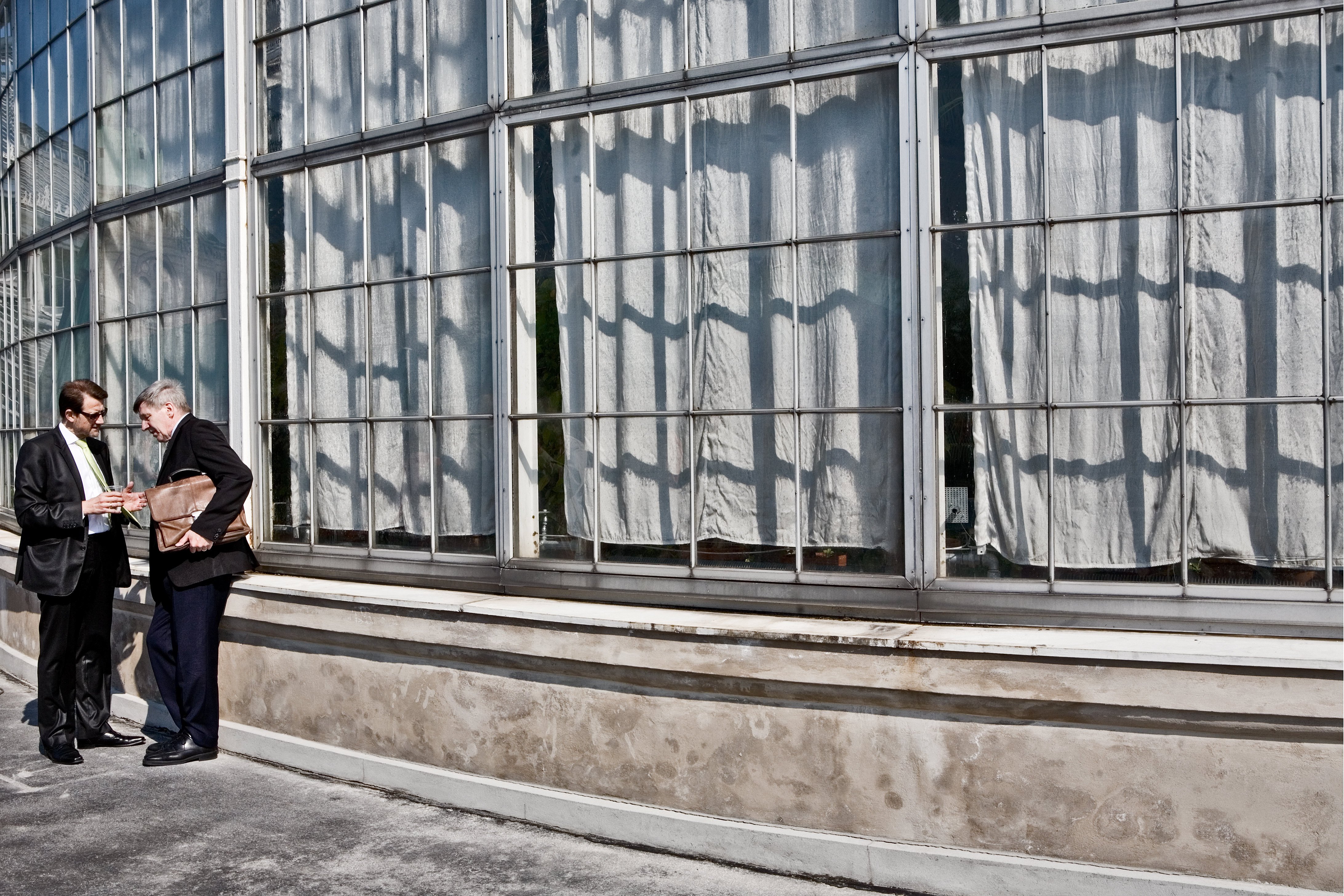 BRIEFING - Ralf Hemmingsen (th.) får sig en snak med manden med milliarderne, Helge Sander.