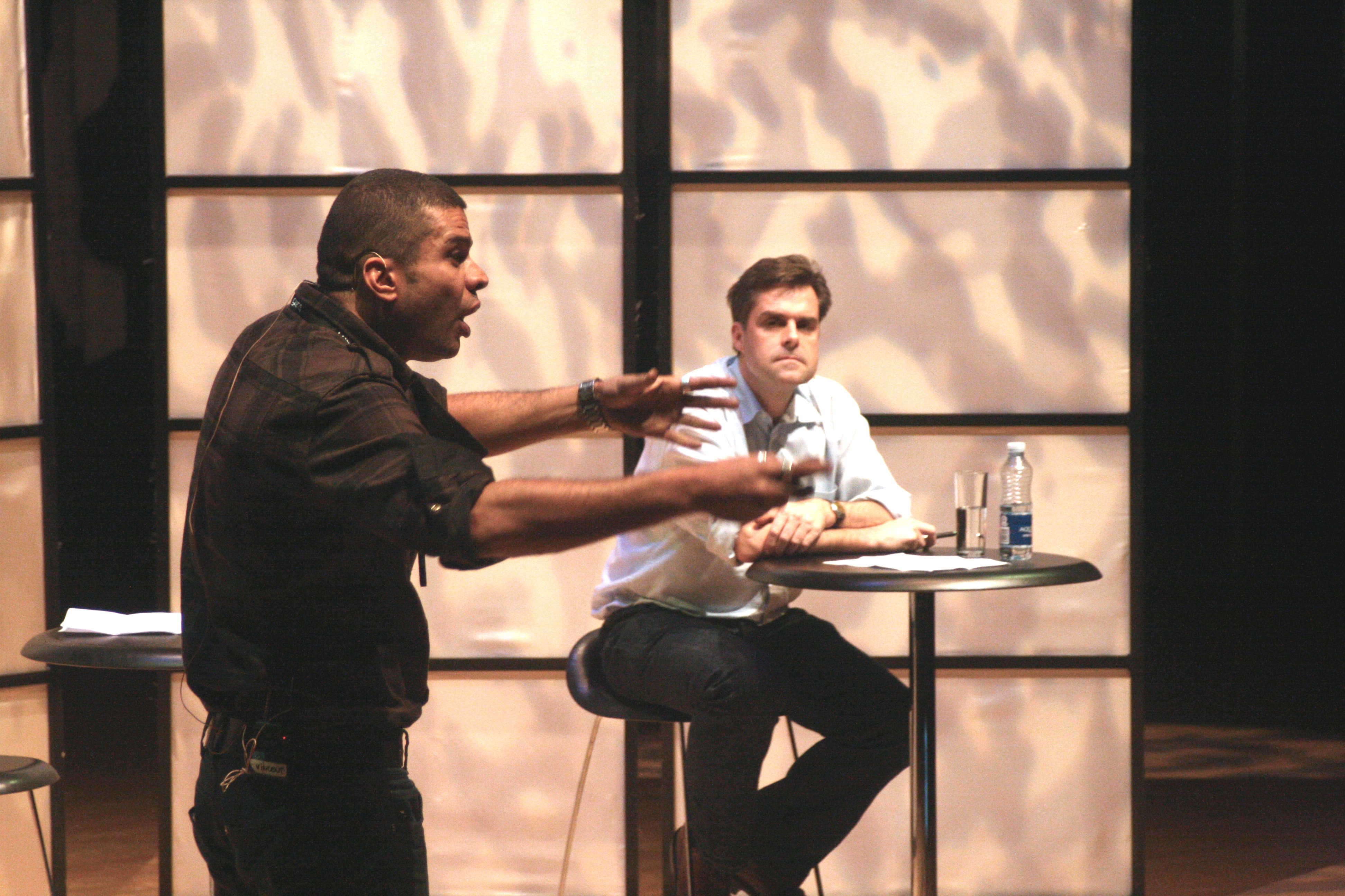 FOREDRAG - »Jeg kommer til at fremstå som ham den kedelige,« advarede Jakob Skovgaard-Petersen (th.), efter Vincent F. Hendricks' foredrag, som man måtte indrømme var det mest fysisk fabulerende. 