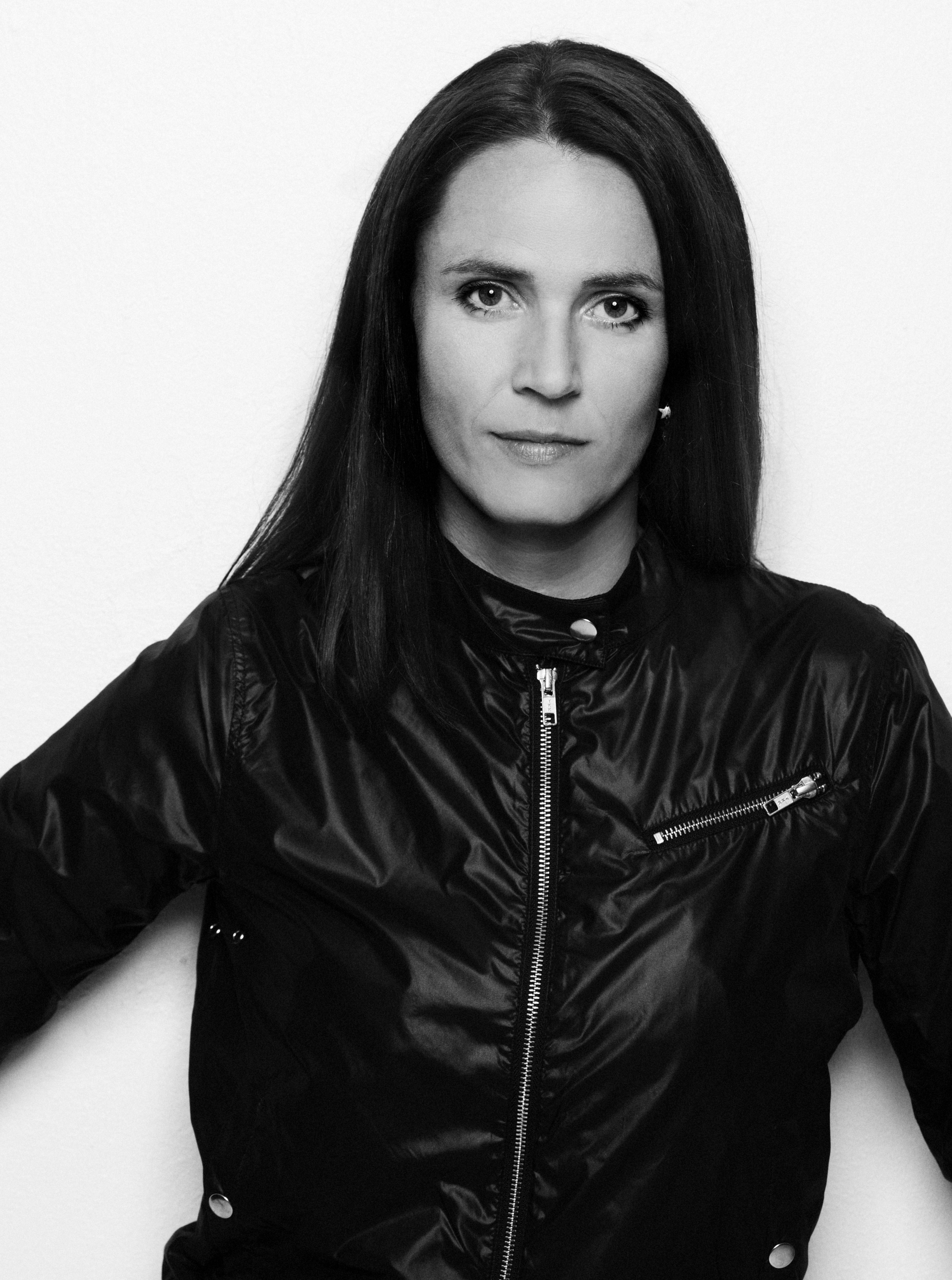 FORFATTERTRÆF - Mette Moestrup diskuterer sin nye bog 'Jævnet med jorden' med Synne Rifbjerg ved Gyldendals forfattermaraton i eftermiddag. Forhåbentlig læser hendes dybe, jyske stemme også højt.