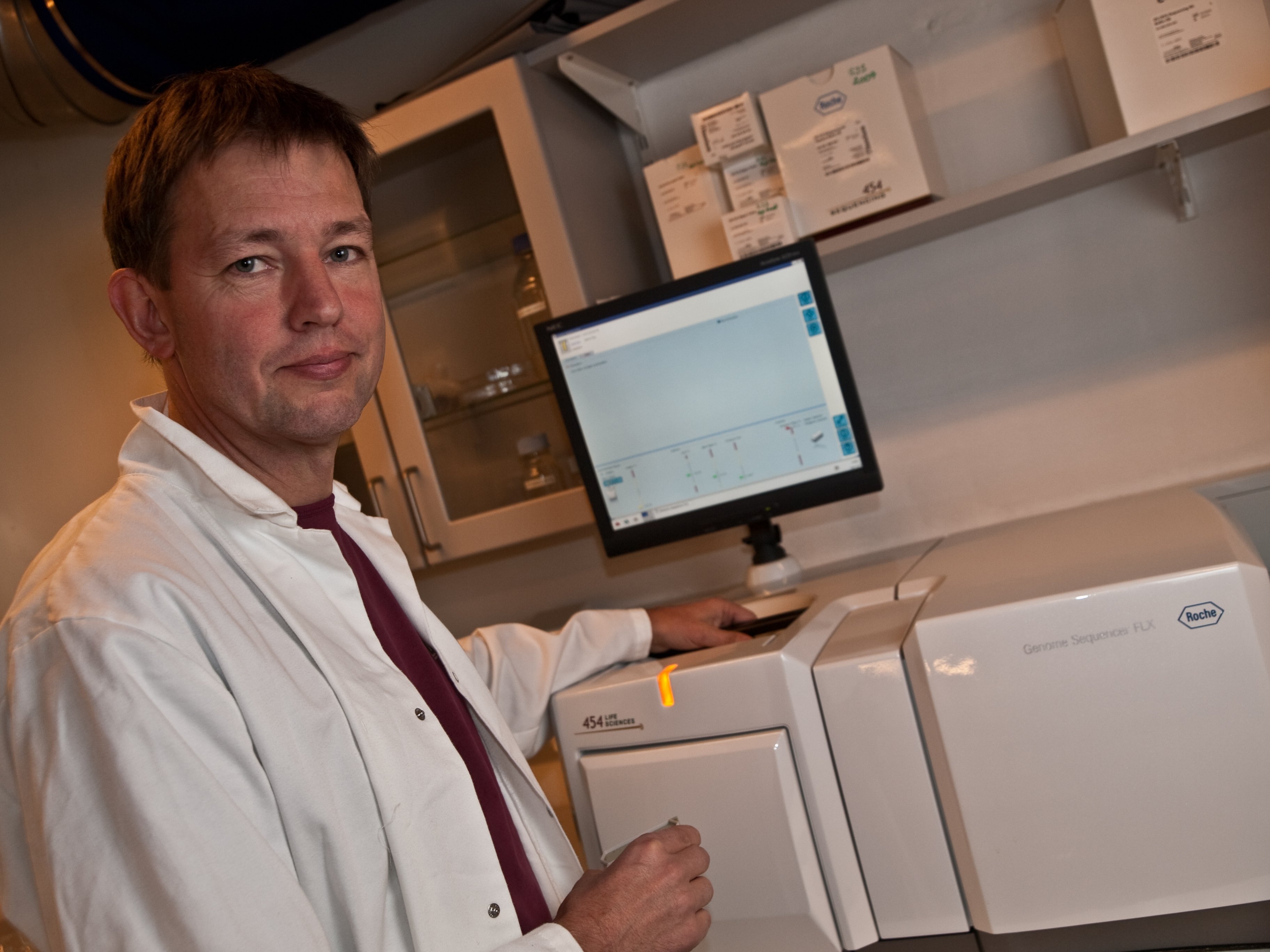 Det koster 50.000 kroner hver gang Søren Sørensen sætter laboranten til at sekventere en dna-prøve. 