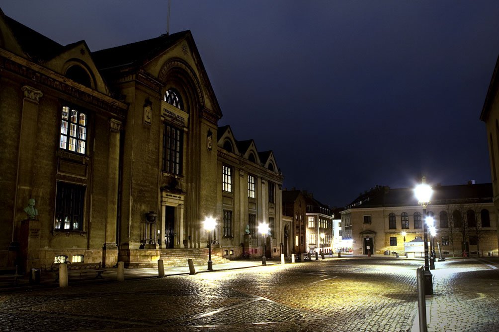 We start with the Main Building on Frue Plads, which houses the administration and the Ceremonial Hall.