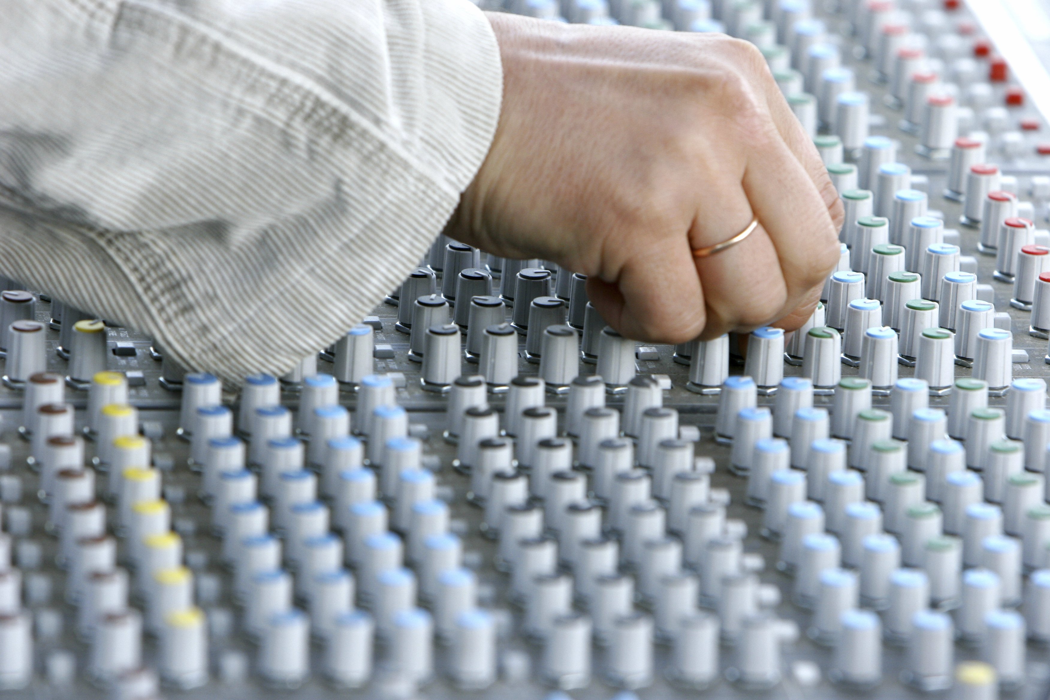 MED ET VRID - Af knapperne har Jonas Hedegaard Hansen kommenteret sig frem til en ny minister for universiteterne.