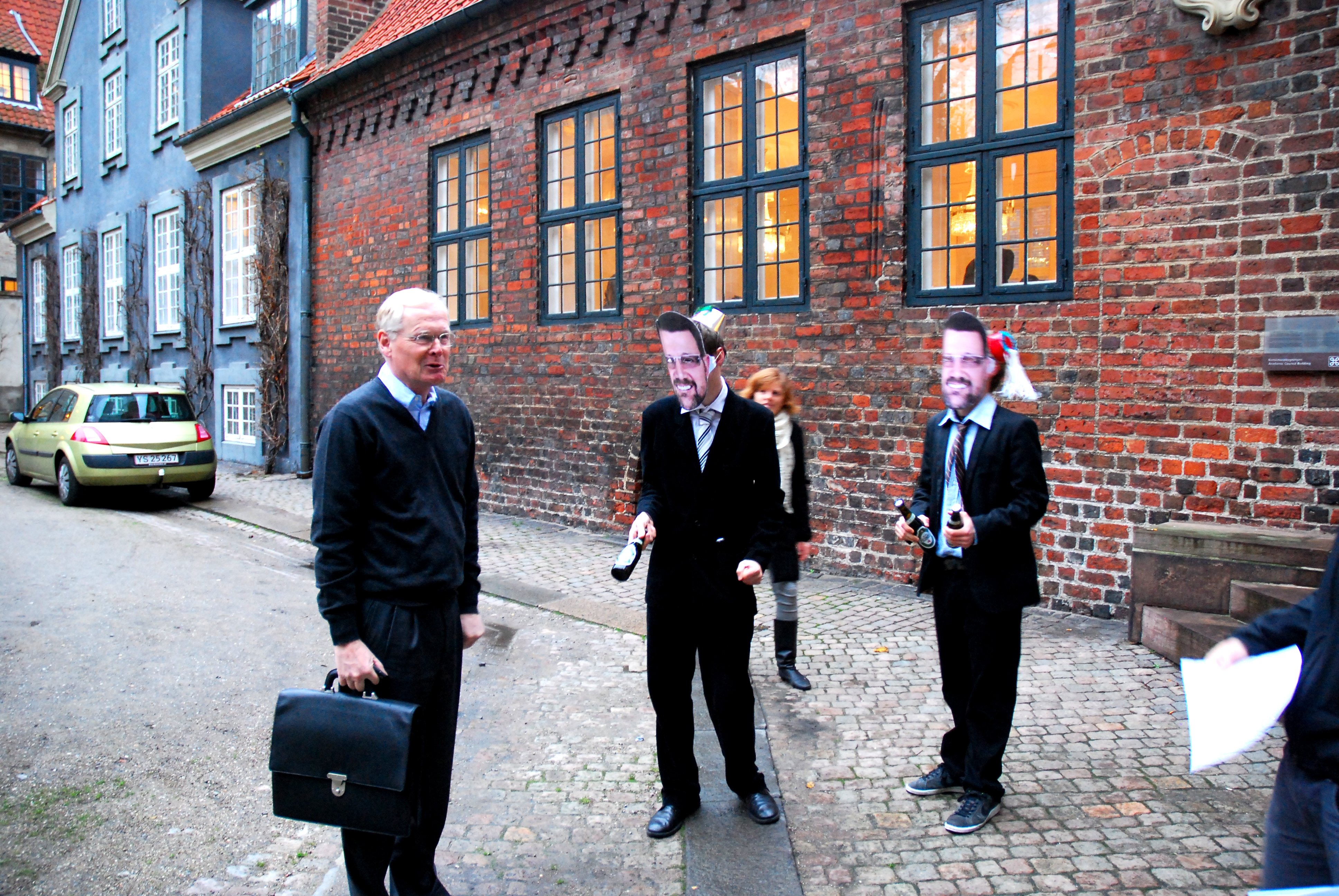 DRAMATISK MØDE - Claus Bræstrup var blandt de bestyrelsesmedlemmer, der fredag blev tilbudt en kvajebajer af medlemmer af Studenterrådet iført Helge Sander-masker. Mødet om budgettet for 2010 blev dog ikke en konflikt mellem minister og universitet, men en hård diskussion internt i bestyrelsen på Københavns Universitet.