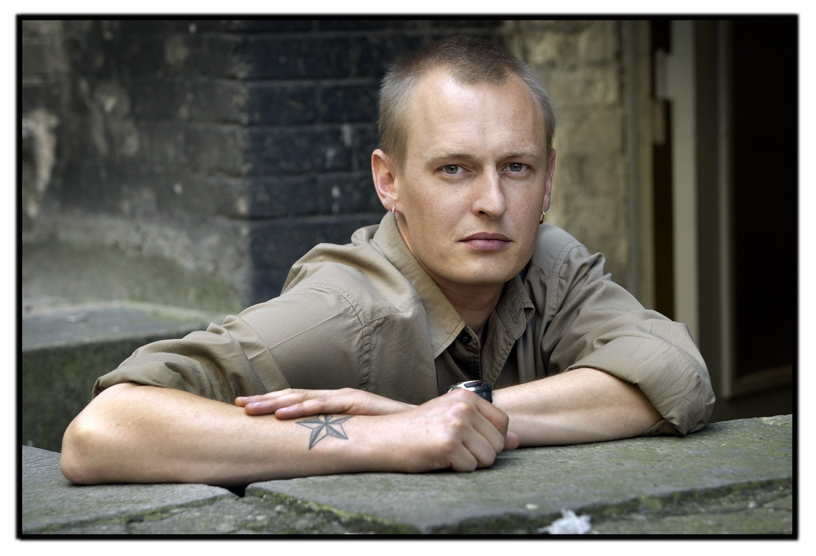 SVANESANG - Jakob Ejersbo giver dig verdens fundamentale, menneskelige konflikter set gennem øjnene på hans eksileuropæiske og afrikanske karakterer.