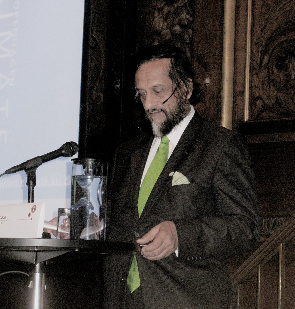 AFBRYDENDE ADEL - 'Den engelske lord rejser sig hidsigt op og afbryder Pachauri midt i dennes svar. Men den indiske vegetar og Hindu skifter pludselig ansigtsudtryk, og hans stemme runger gennem salen: »Vil De være så venlig at lade mig tale ud!«'