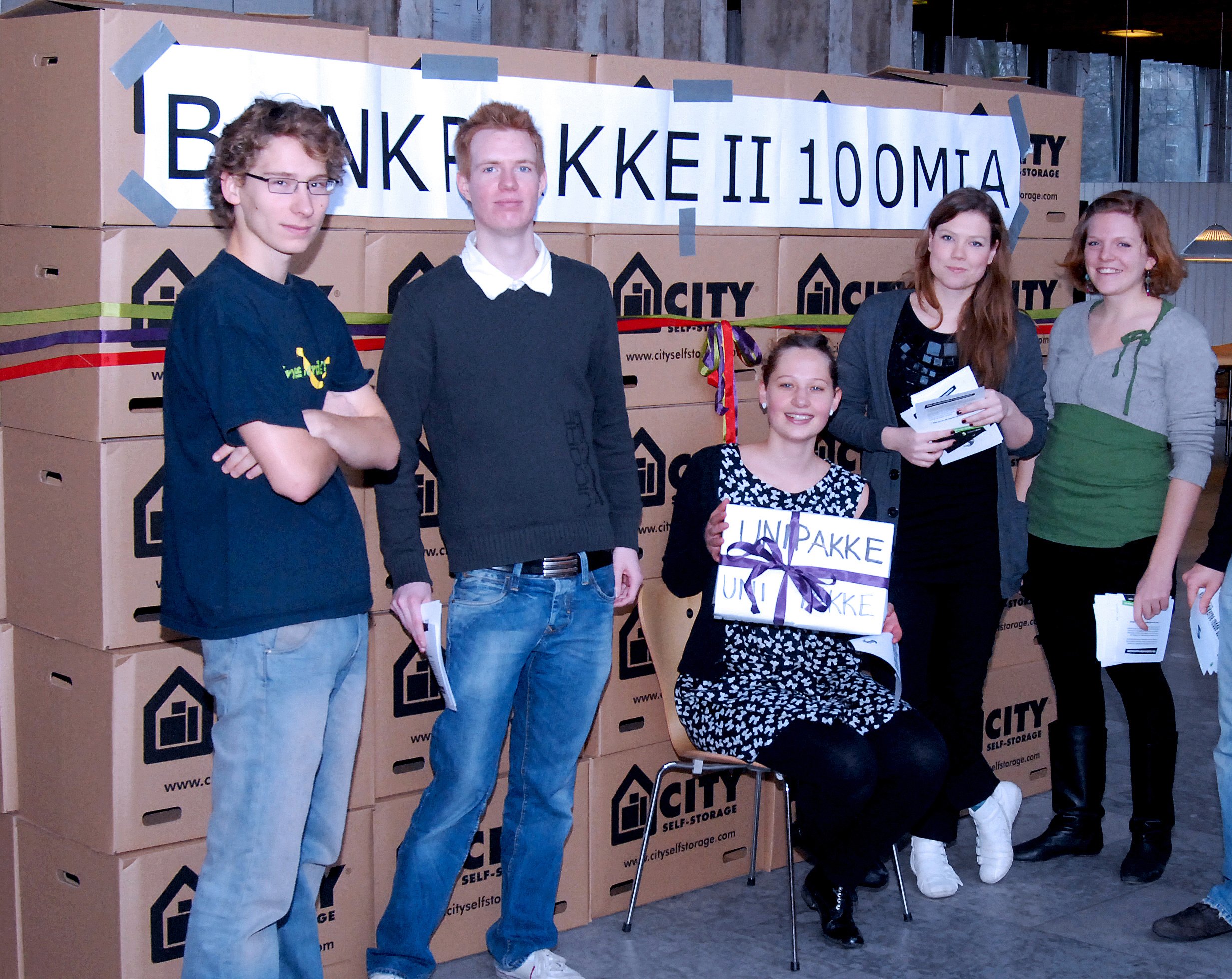 EN PROMILLE - KU mangler 100 millioner, det er peanuts for samfundet, pointerede Studenterrådet. Aktivisterne poserer fredsommeligt foran deres pointe i 1:1 skala. 