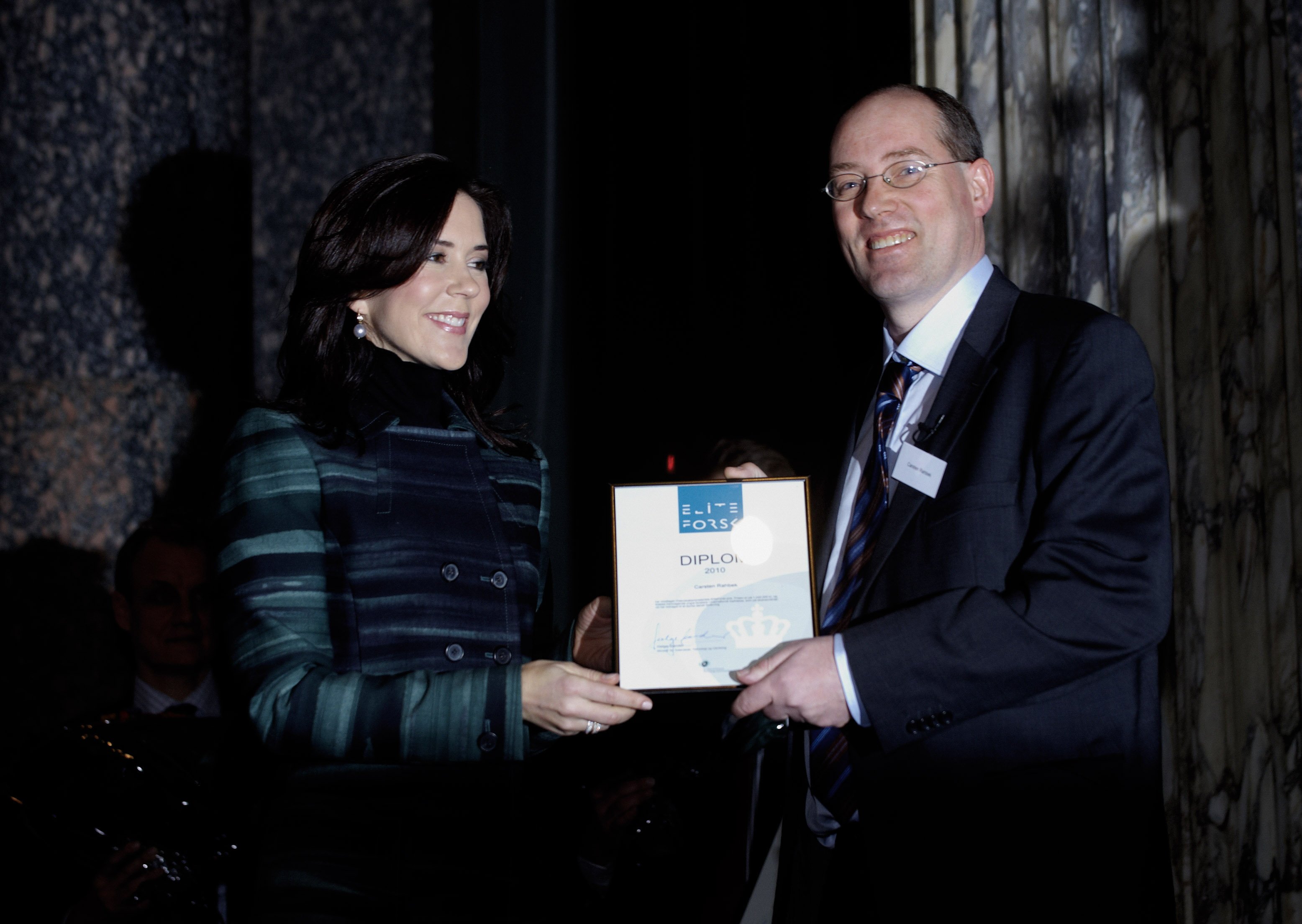 ELITE - Kvinden til venstre er kronprinsesse, og på den anden side af diplomet, bag brillen, er det Carsten Rahbek fra Biologisk Institut, der nu kan kalde sig eliteforsker på grund af sin internationalt anerkendte forskning i makroøkologi.