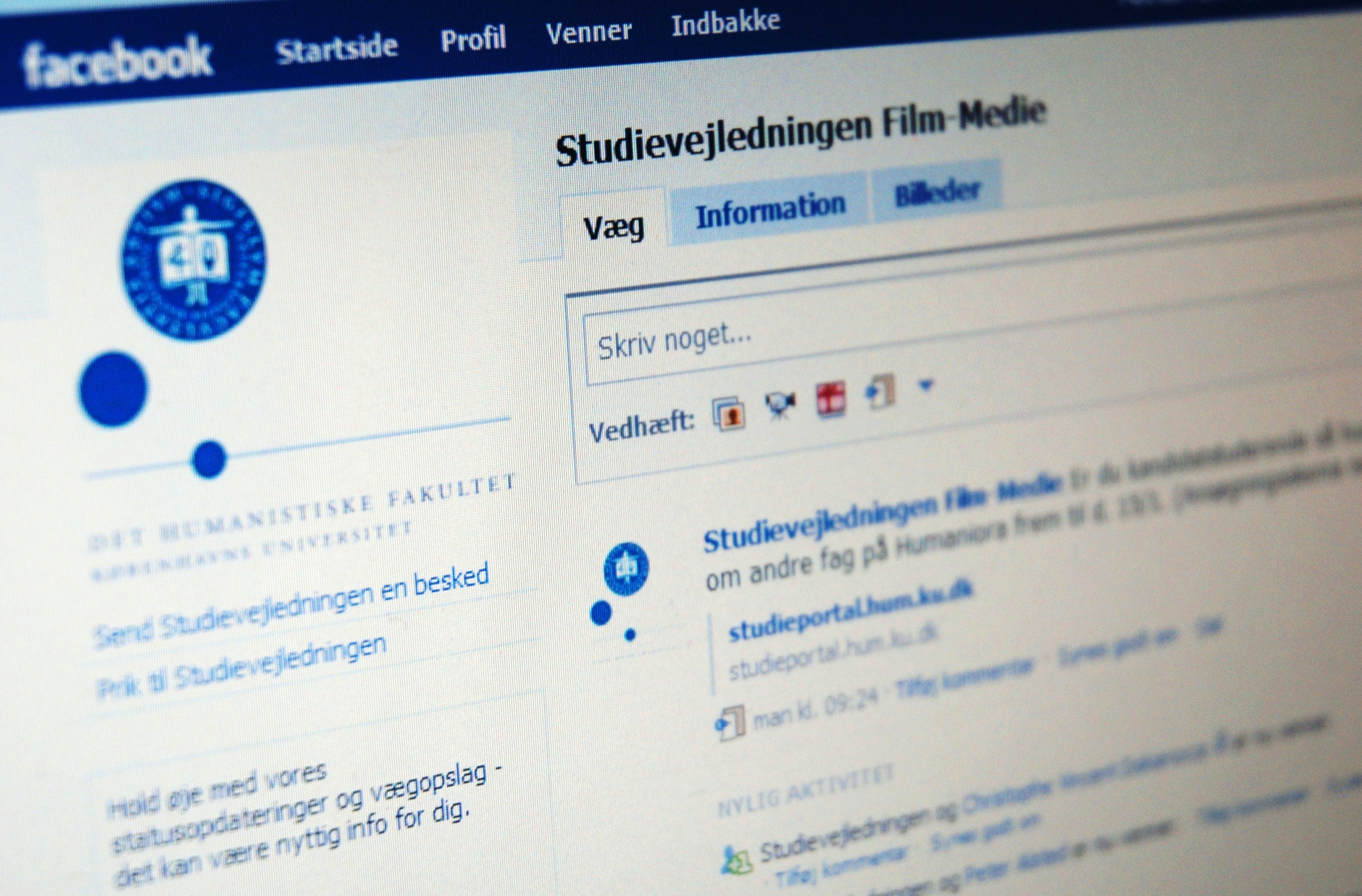 CYBER - Flere studievejledninger på Københavns Universitet er begyndt at kommunikere via Facebook.