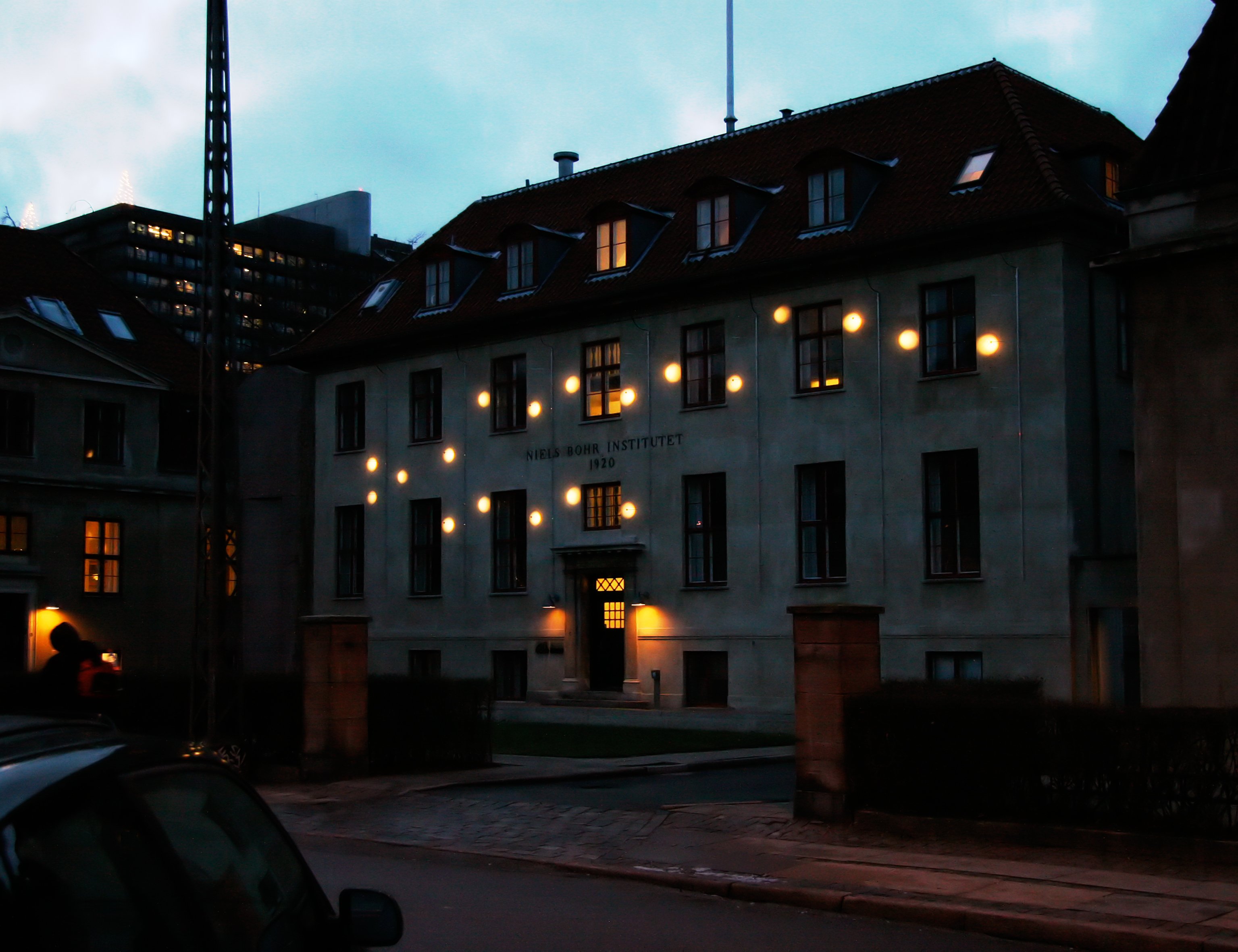 The NBI colliderscope installation connects art with physics and transmits live signals from CERN's Large Hadron Collider via light diodes. 