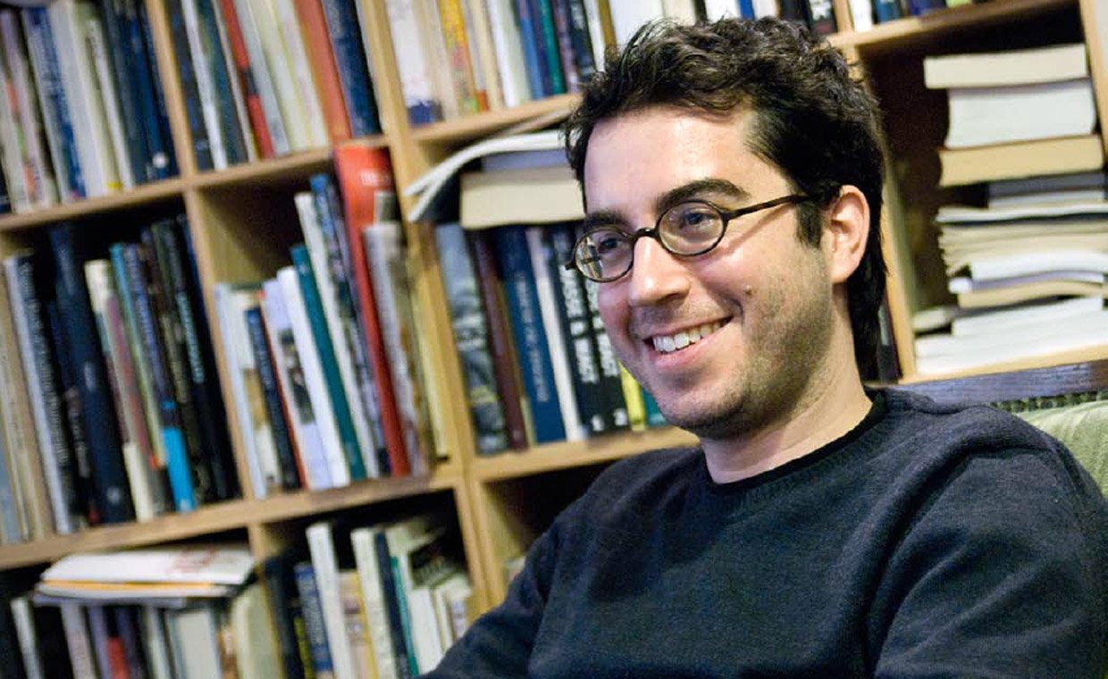 EN MAND MED EN SAG – Jonathan Safran Foers nye bog handler om det industrielle landbrugs systematiske mishandling af de dyr, vi spiser. Om at spise dyr danner en stærkt personlig front mod den amerikanske kødindustri.
