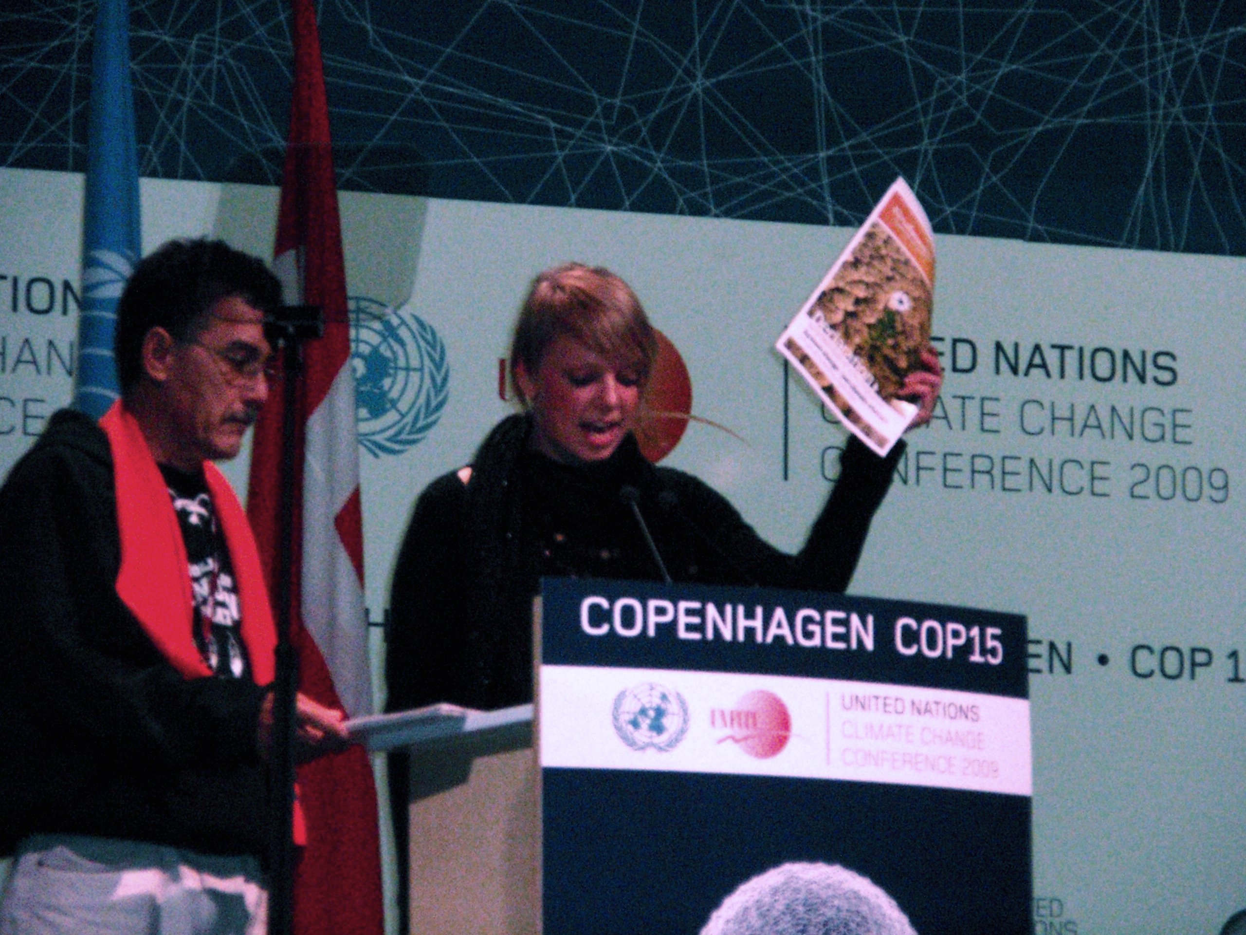 FOLKETS KRAV - »Mens I her i Bella Center, bag hegn og langt fra almindelige mennesker, ikke har leveret, så er 400 organisationer, som repræsenterer millioner af mennesker, nået frem til denne aftale. Vi forlanger at blive hørt. Vi forlanger at være en del af processen,« sagde Mathilde Kaalund under afslutningen af COP15. 




