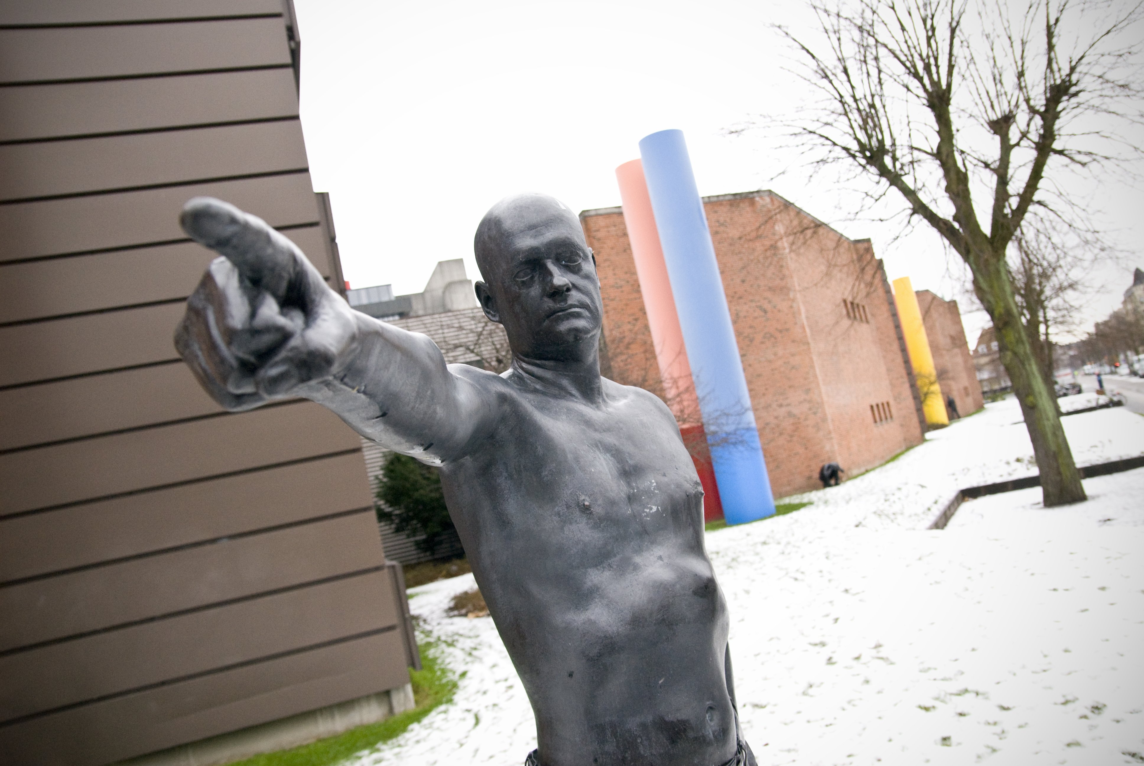 Et vartegn for Panum Instituttet: skulptur af Claus Carstensen opstillet 2005.