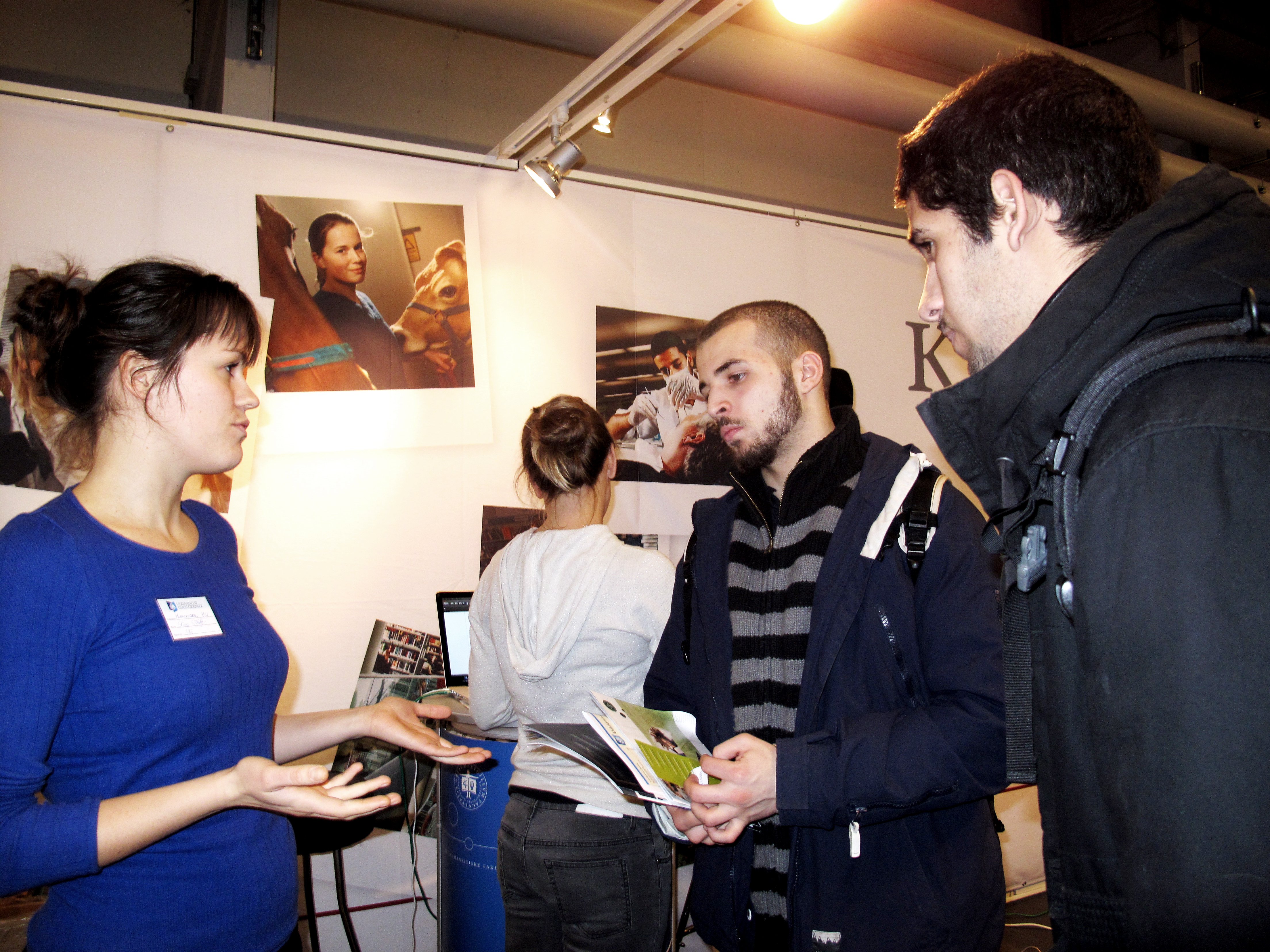 OMBEJLET - Allerede klokken 10 var KU's katalog over alle universitetets uddannelser revet væk. Heldigvis er studievejlederne skåret godt for tungebåndet. Her vejledes Younes El Yaakoubi.