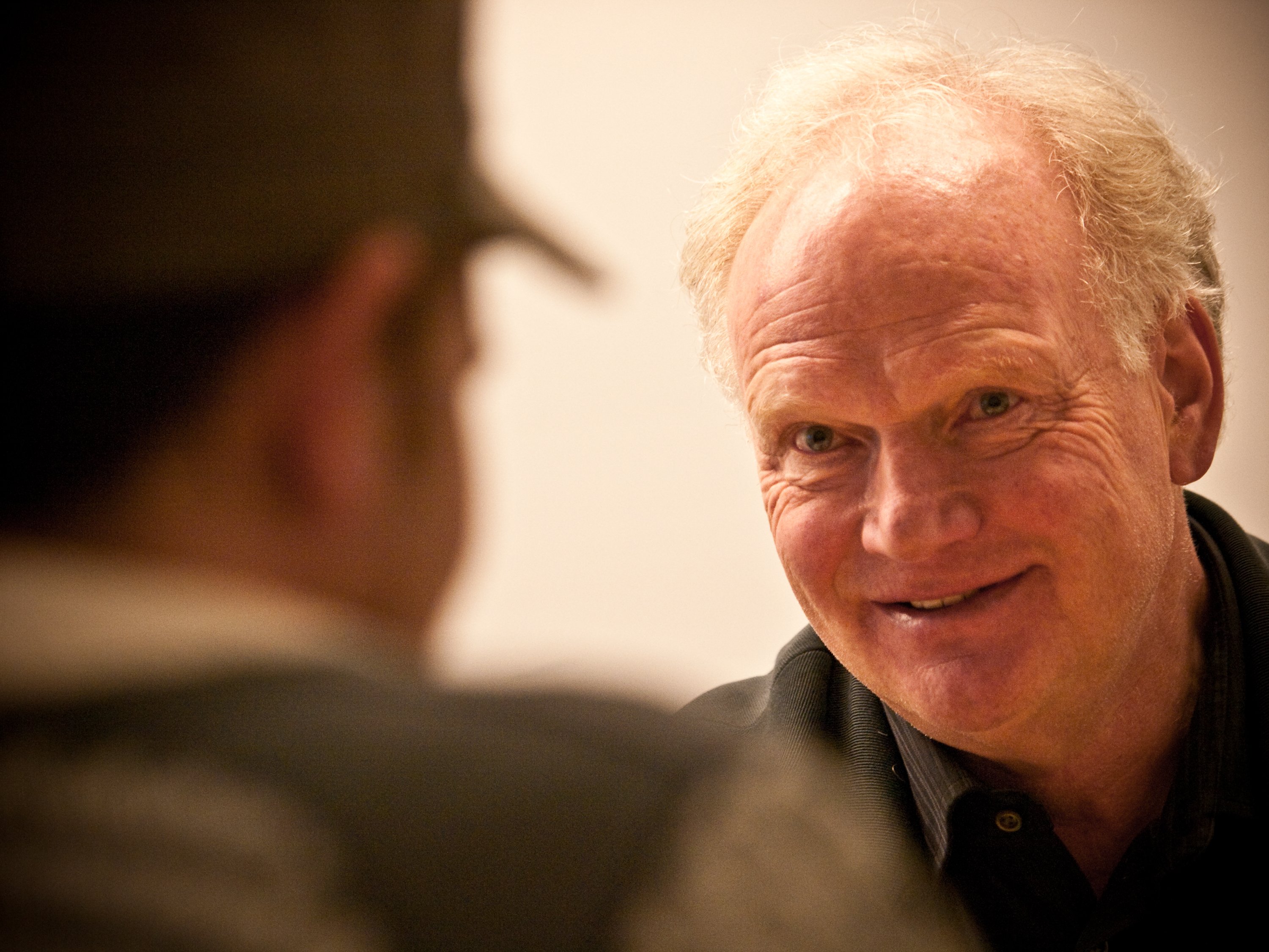 GESTIK - Ulrich Beck bærer den midaldrende samfundsrevsers grunduniform – sort skjorte og sort jakke – og øverst en let sky af hvidt hår, en halv Garfunkel. Verdens gebrækkeligheder har ikke ødelagt hans venlighed og gode humør. 

