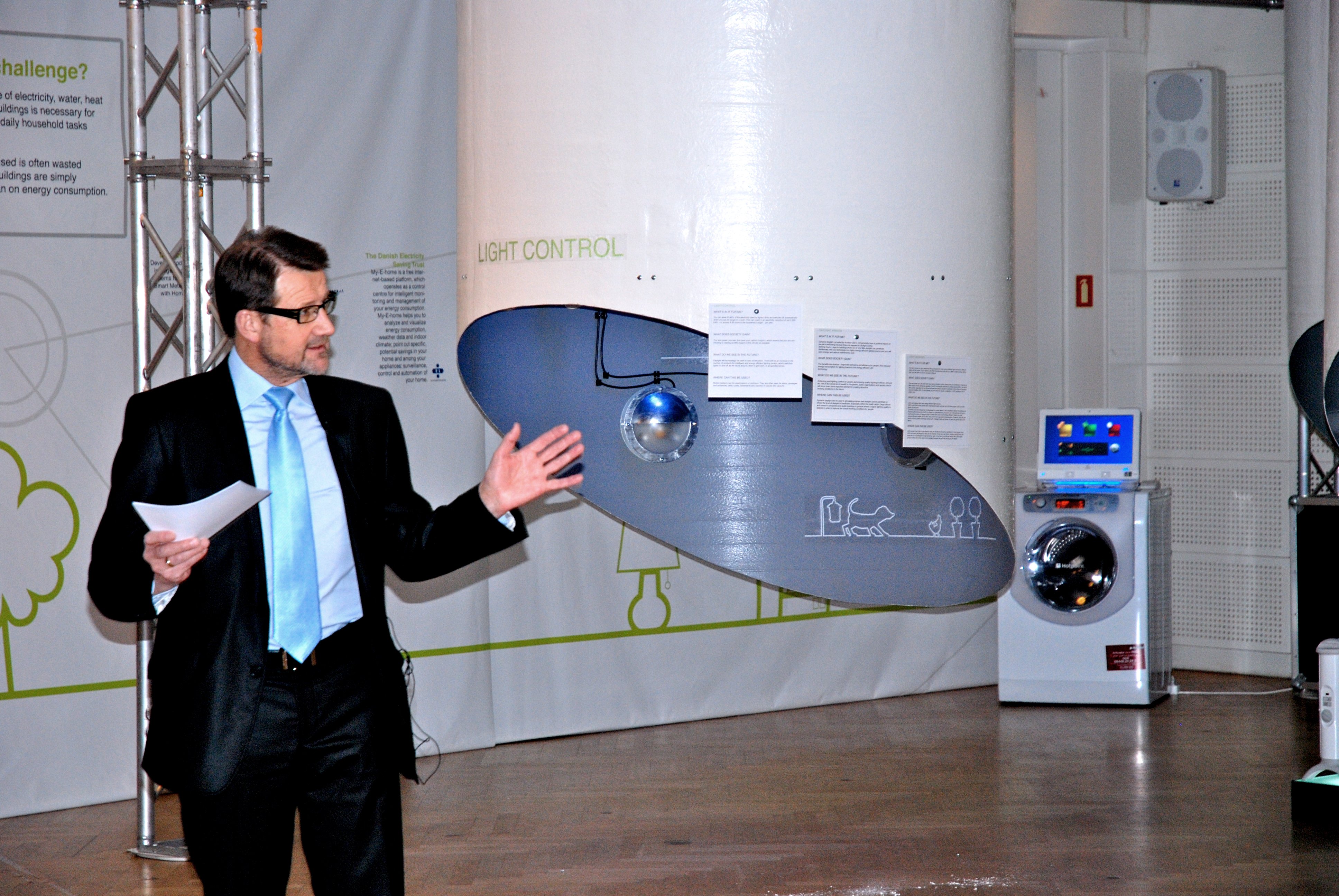 Videnskabsminister Helge Sander (V) var vært, da fremtidens grønne universitetsbyggeri blev vist frem til et pressemøde.