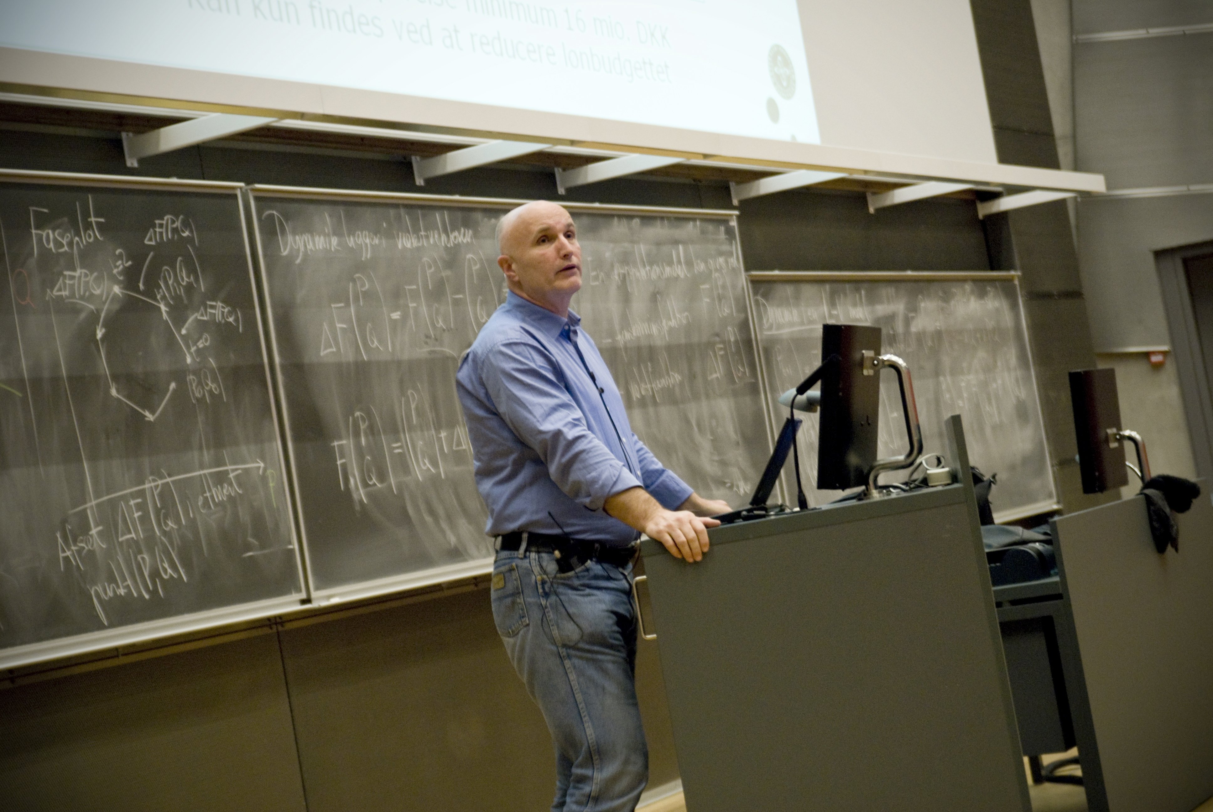 SMALLE TIDER - Institutleder Karsten Kristiansen forsøgte ihærdigt at forklare medarbejderne på Biologisk Institut, hvorfor man skal spare 16 millioner kroner på et informationsmøde før jul.