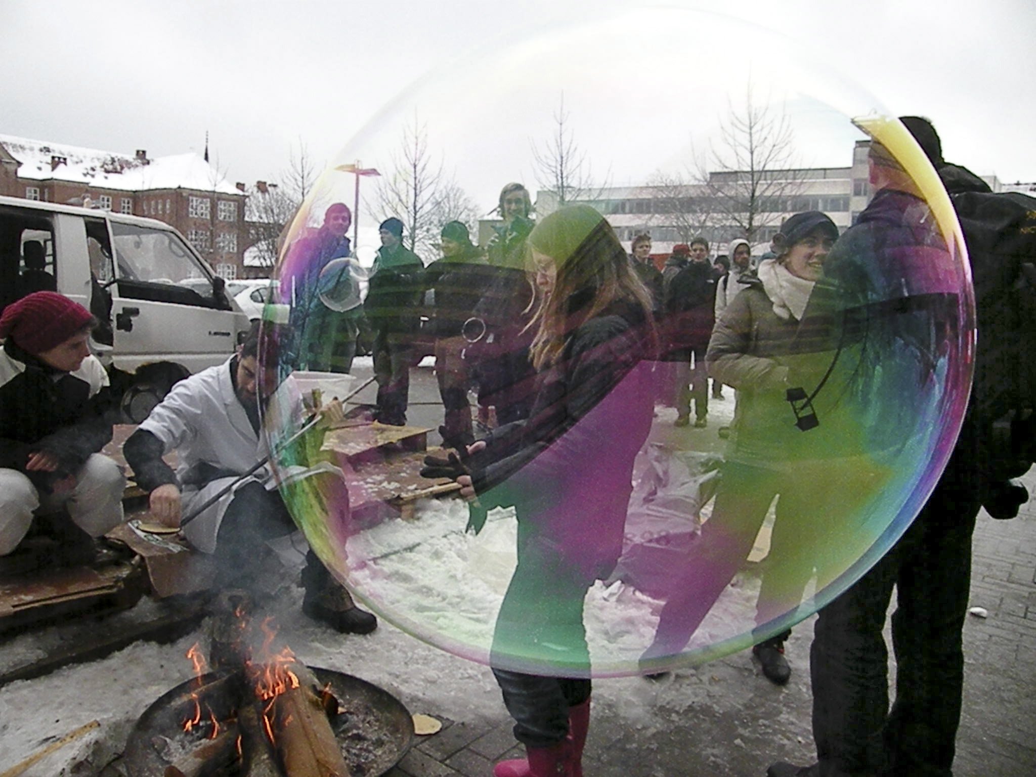 Studerende laver pandekager og sæbebobler ved undervisningblokaden foran Biologisk Institut