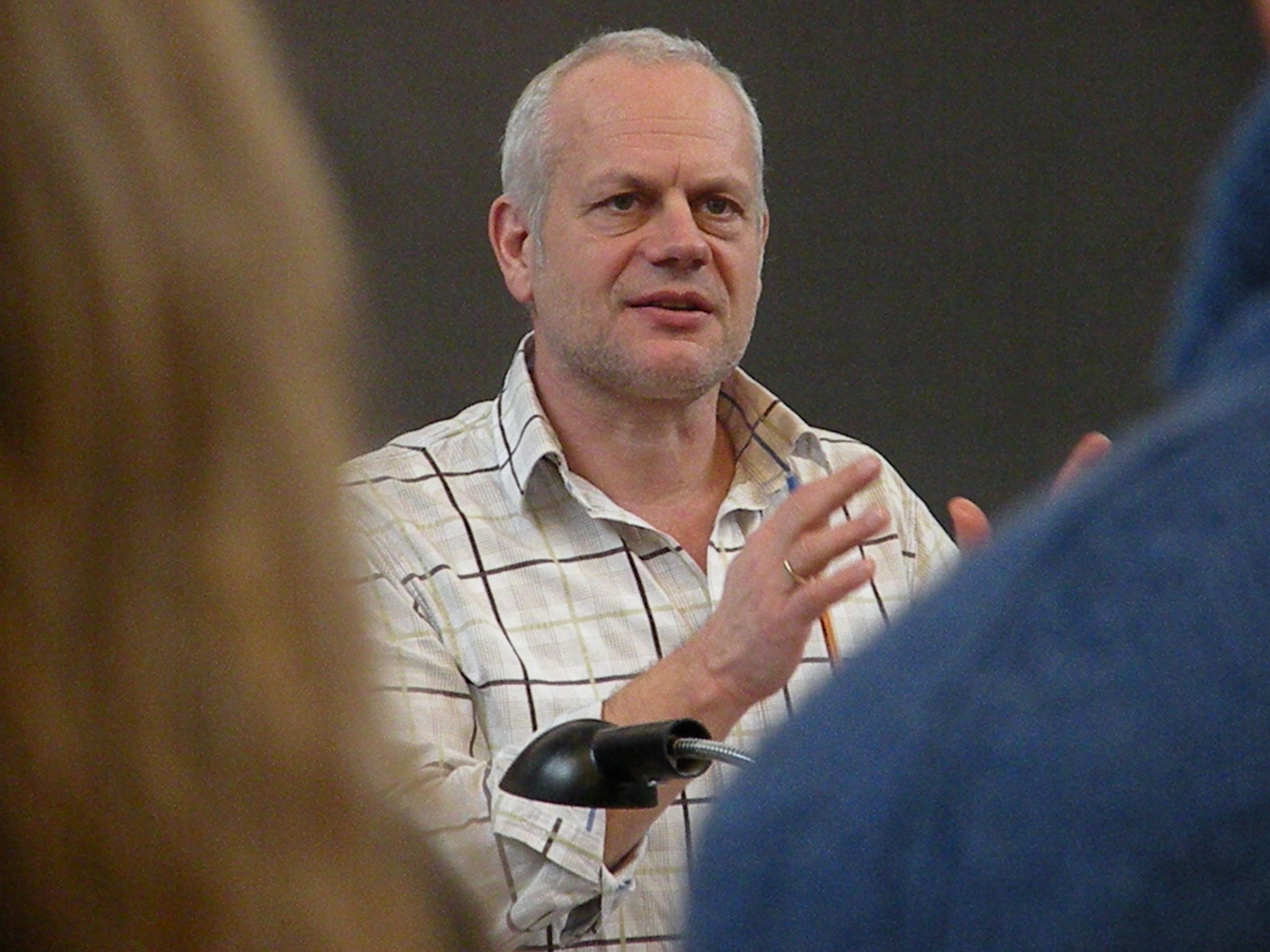 OLIE GYDT - Institutleder Lars Stemmerik, Geografi og Geologi, forsøgte fredag at berolige sine studerende. 
