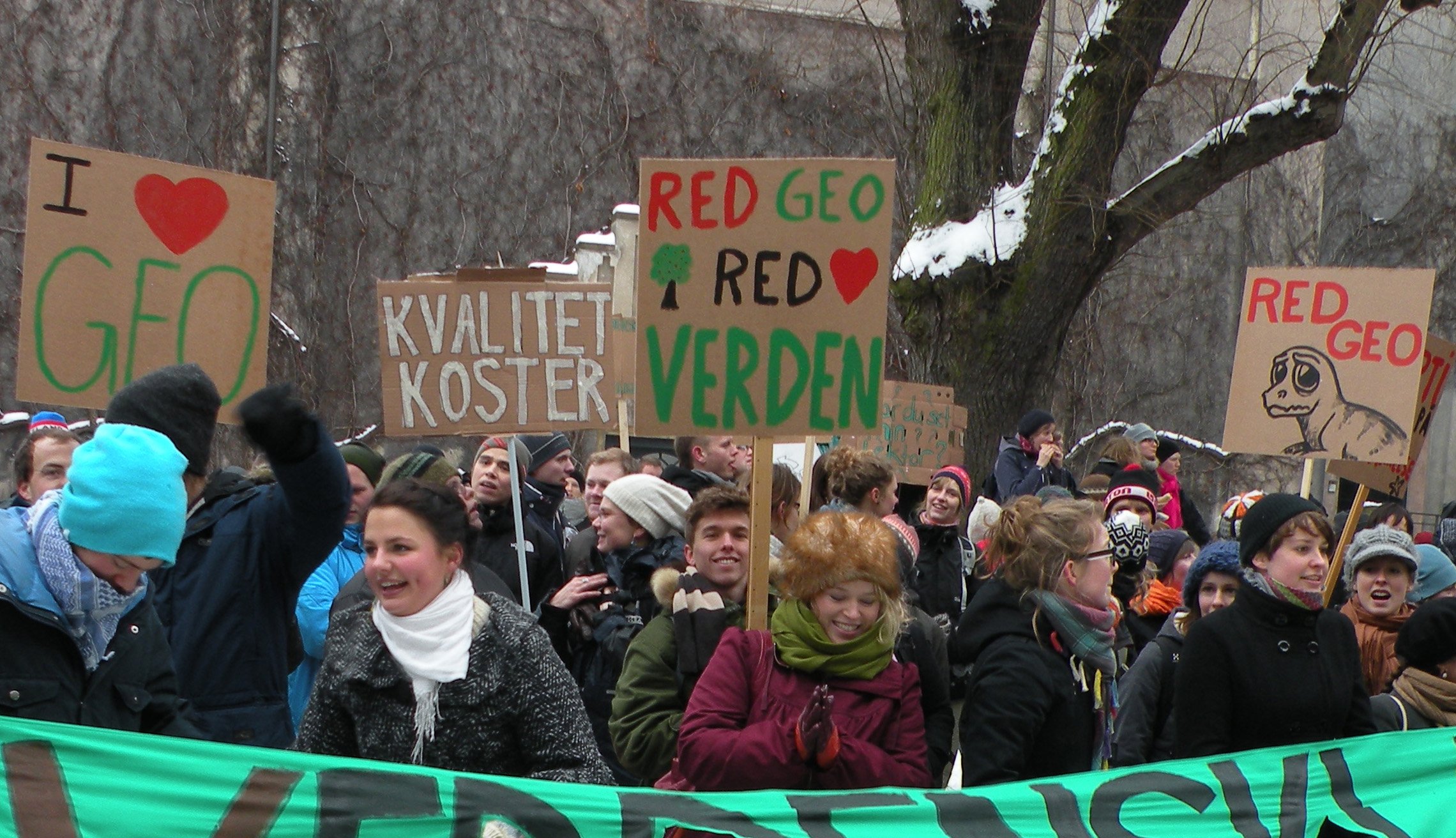 RED GEO - Geologi- og geografistuderende blandt demonstranterne foran rektorgemakkerne den 2. februar som en del af protestaktionen mod nedskæringerne på naturvidenskab.