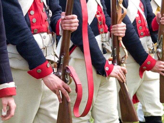 KAMPKLARE - Regeringen siger ikke, hvad den vil gøre ved SU'en, kun at den skal kigges nærmere på. Det har fået Danske Studerendes Fællesråd til at slå dørene op til våbenskabet.