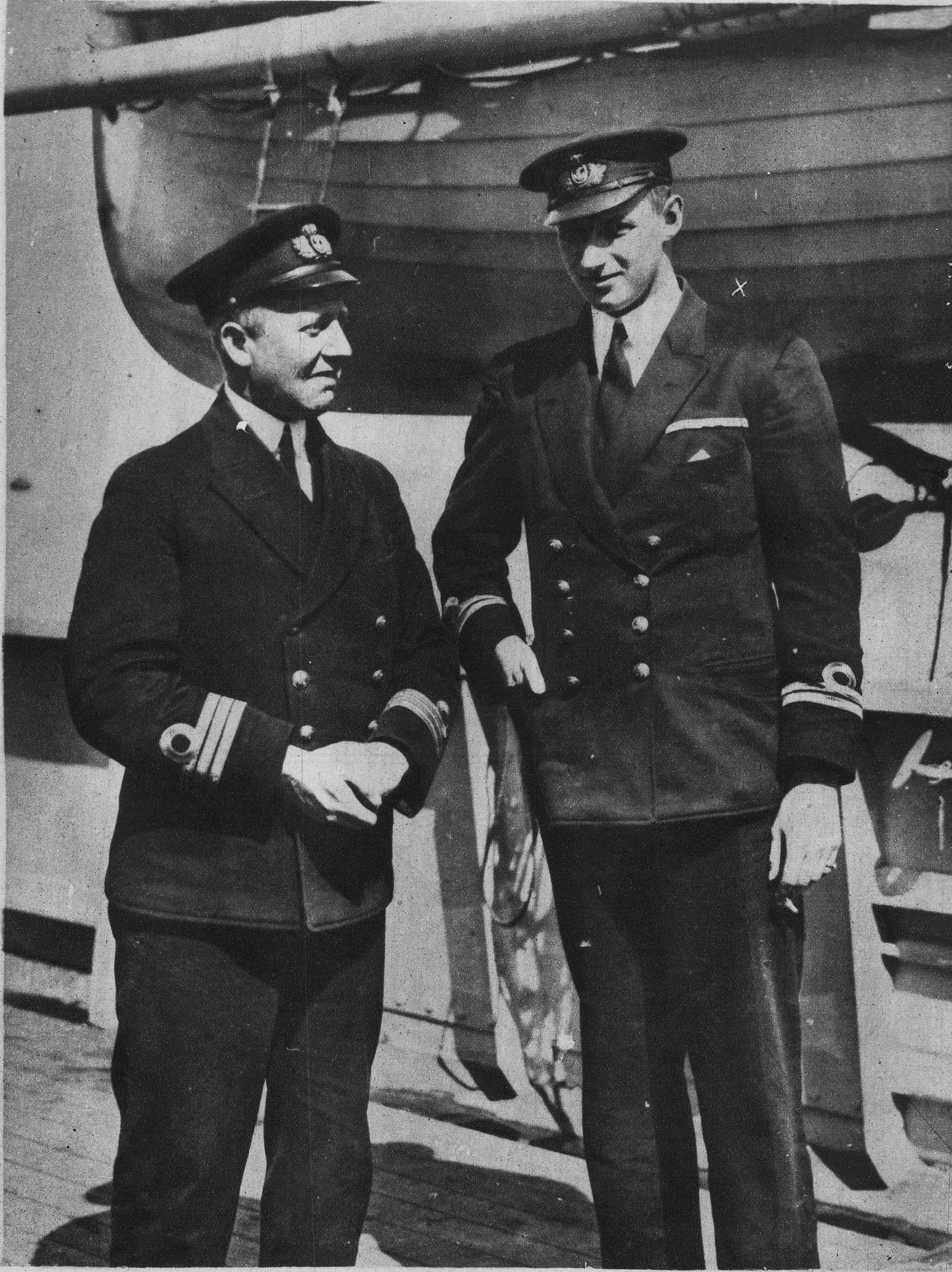 KNUD - Udtrykket 'én gang til for prins Knud' stammer fra en vise i Cirkusrevyens 1959-udgave. Offentligheden vedtog, med rette eller urette, at prinsen, der her ses på et foto fra 1929 (th.), var langsom i optrækket.