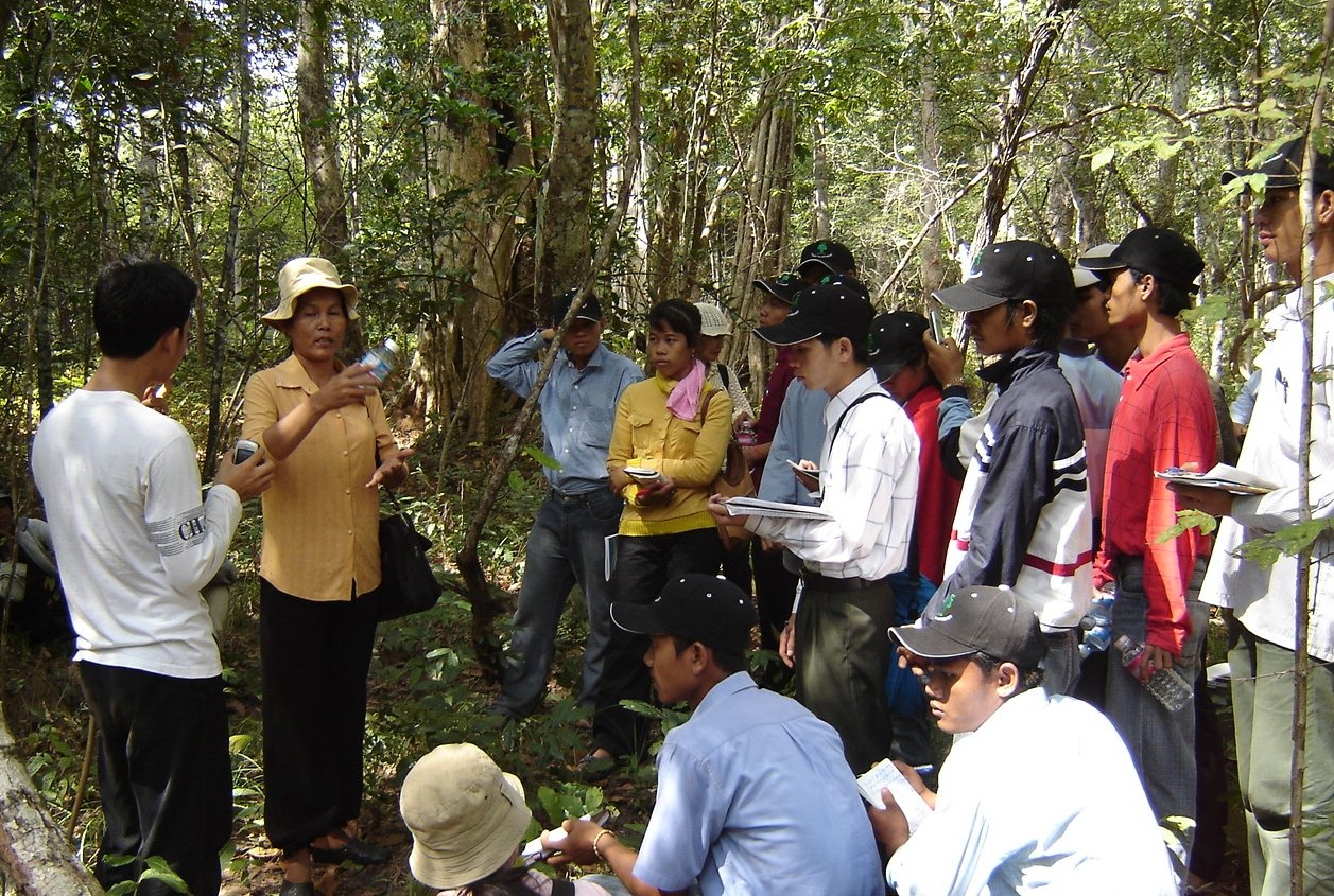 SKOVREDNING - Fremtidens skovforvaltere i Cambodja får nok at se til. Skoven er nemlig værdifuld, ikke blot i sig selv, men også i kroner og øre. Og landet er stort og natten mørk.