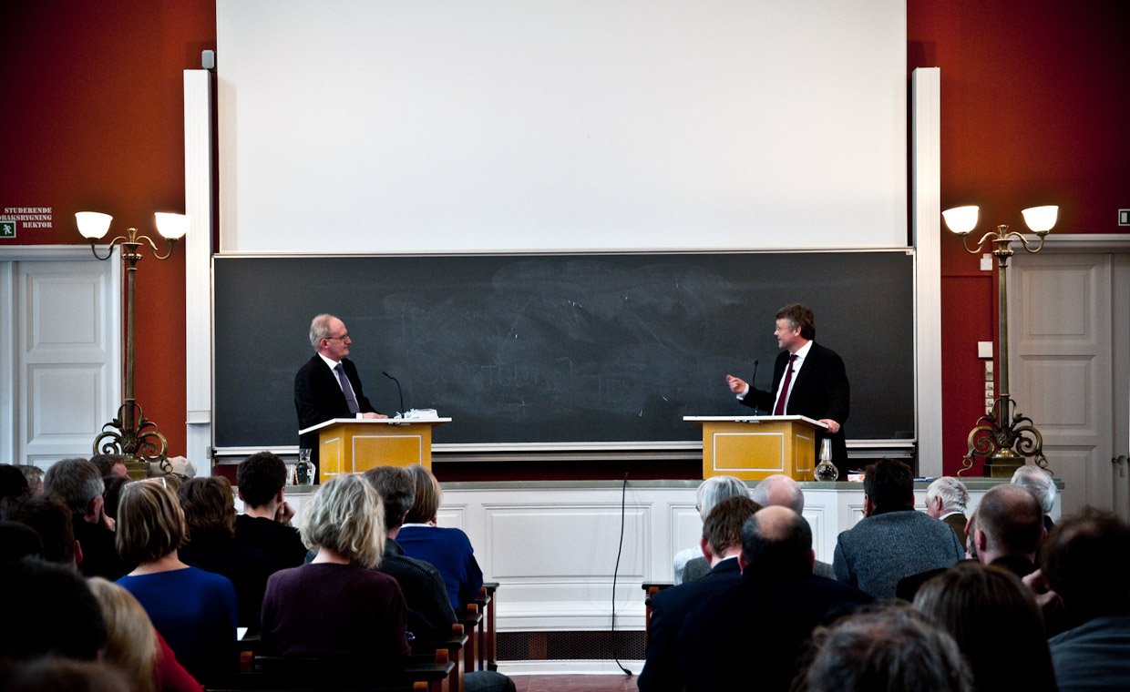 FORSVAR – Carsten Pallesen får en halv time til at redegøre for sin tykke bog. Derpå får opponent nummer et halvanden time til at flå ham i småstykker. Så er der pause. Det er Werner Jeanrond tv og Carsten Palle th.