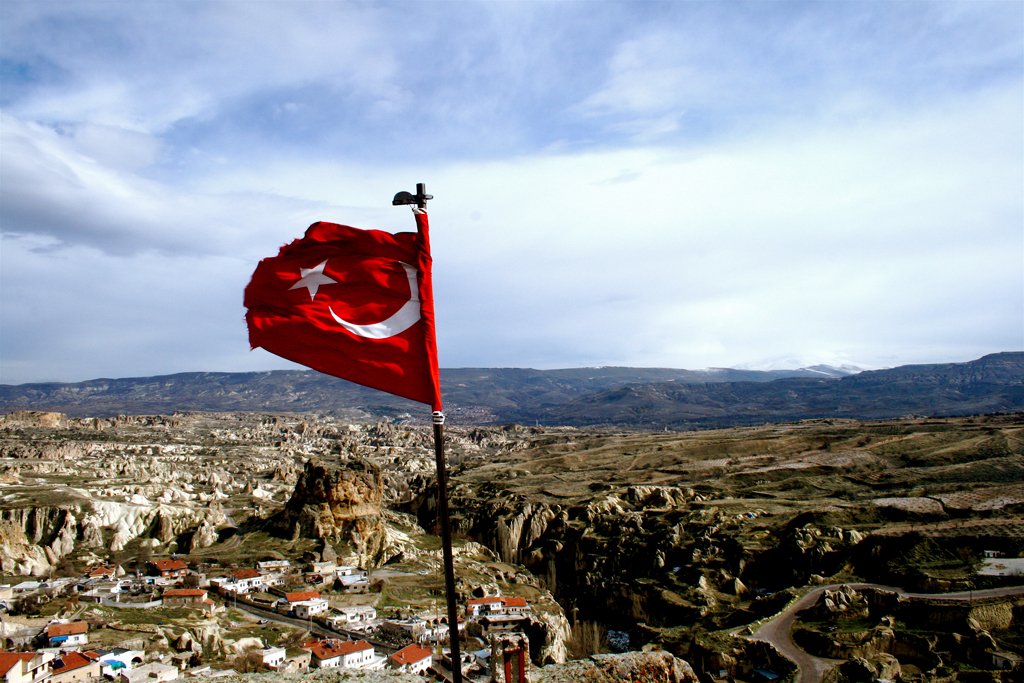 ANATOLIEN - »For europæere er det måske svært at forstå, hvorfor uddannede tyrkere går med tørklæde, men det er kun en form for fremtoning. Det har ingen logisk sammenhæng med uddannelse,« siger den unge kvinde Gizem.