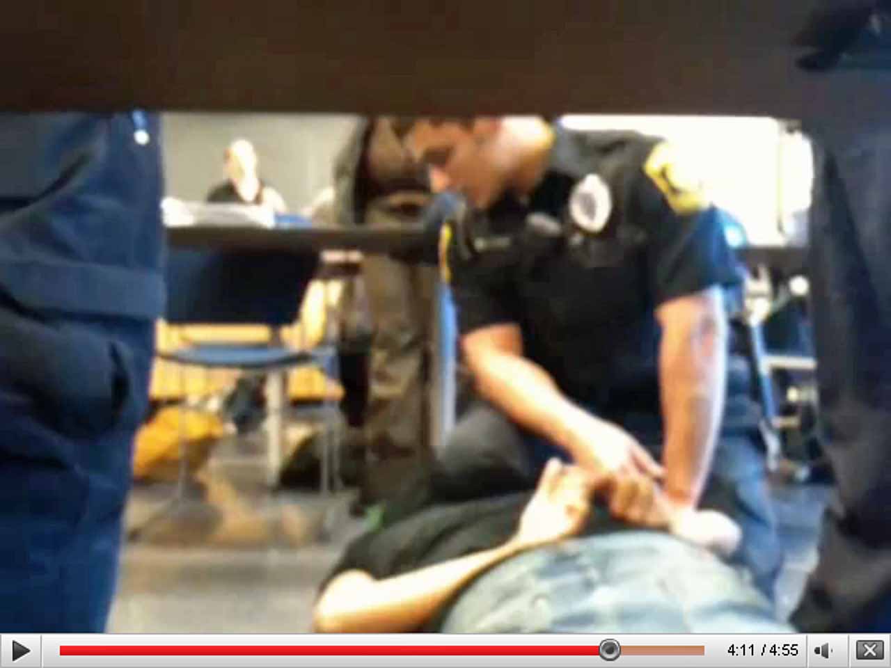 FLADMAST - En hidsig antropologistuderende i Milwaukee lærer på den hårde måde, at det ikke altid svarer sig at svare læreren igen på universitetet. 