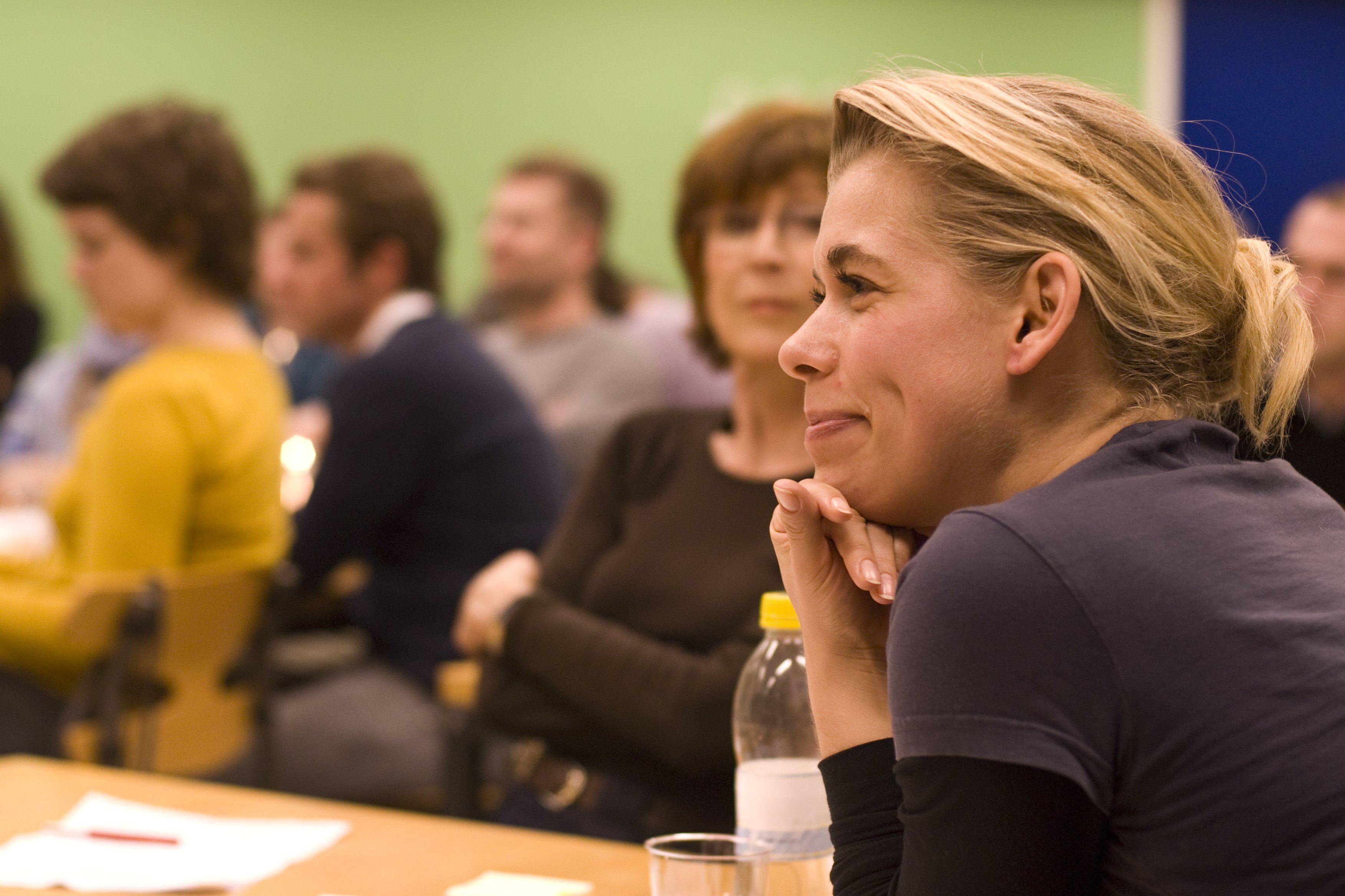 UDLODDET EKSPERTISE - Der var til tider standup-potentiale hos paneldeltagerne, hvilket resulterede i smil på de humanistiske læber. Her ser vi vinderen af aftenens konkurrence. Ved at smide en seddel i en hat vandt hun fire timers individuel karrierecoaching hos en af oplægsholderne.