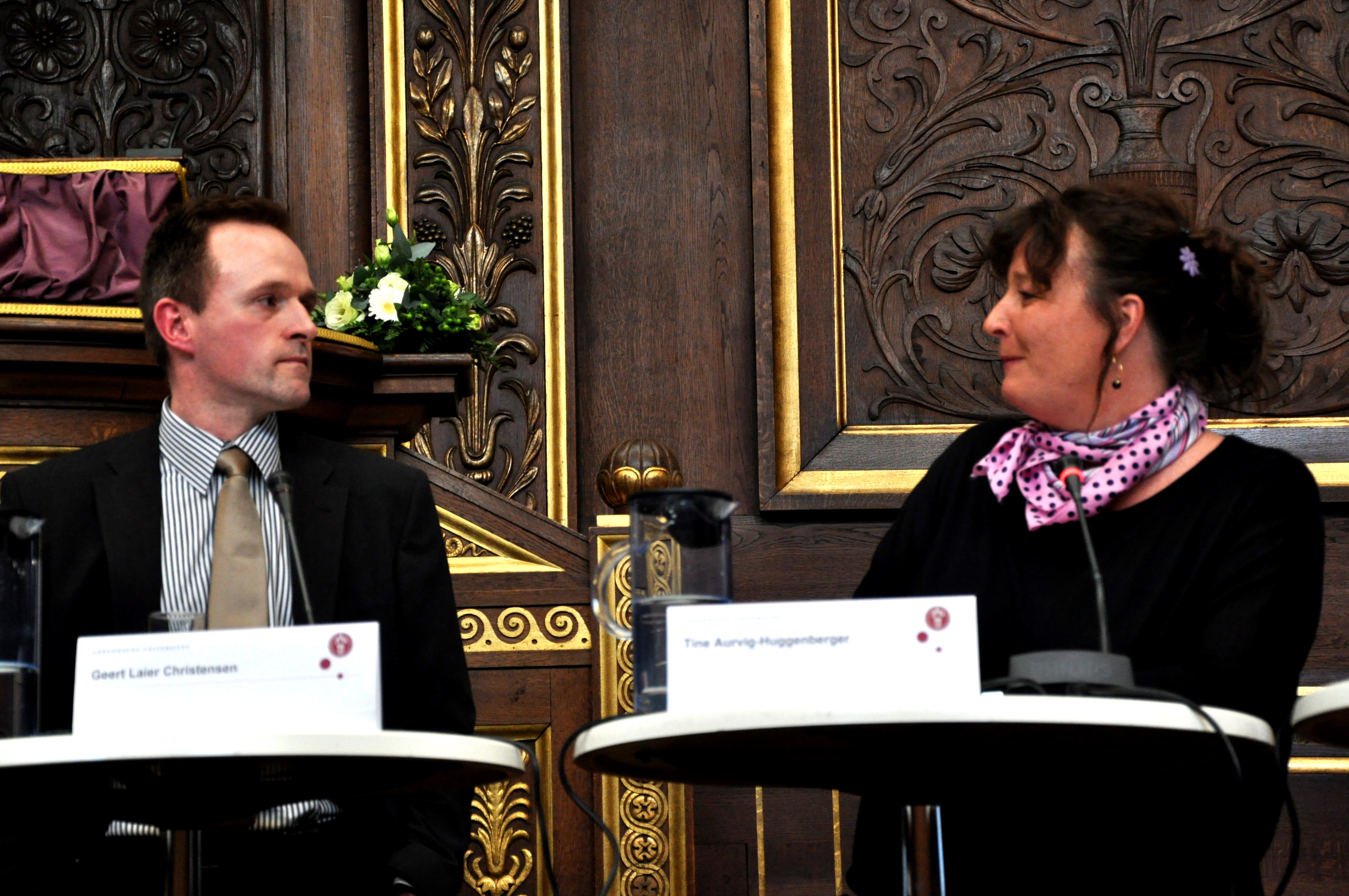 NIDSTIRREN - Hvem kigger først ned? Tine Aurvig-Huggenberger og Geert Laier Christensen havde deres små kontroverser i debatten om kønskvoter.