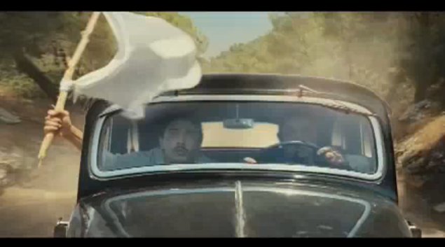 FANEKRISE - Palæstinensiske Elia Suleiman har ingen løsninger. Til gengæld har han lavet en film, der er som arabisk kaffe: sort som helvede, stærk som døden og bittersød som kærlighed. Her er det hvide flag årsag til problemer i trafikken, da det lægger sig smukt over en forrude.