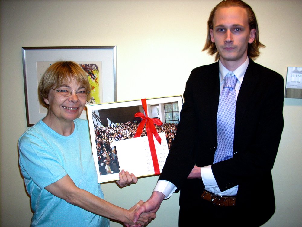 THE REAL MCCOY - Dekan Kirsten Refsing modtager et studenterfoto fra Anders Moll Axelsen.