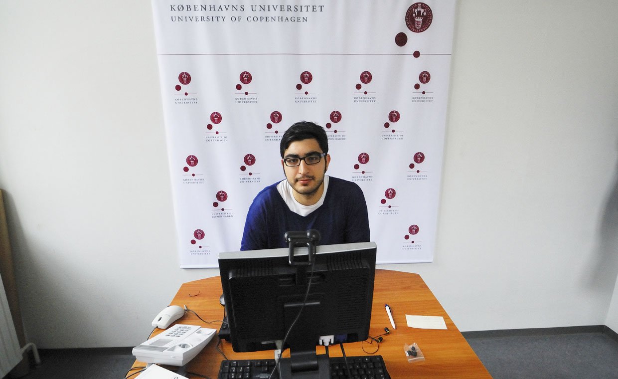 SKÆRMTROLD - Orhan Gökcen, medarbejder for DR og initiativtager til webstudiet, her siddende som forskermodel på stolen, hvor forskere i fremtiden kan lade sig interviewe til DR2 Deadline