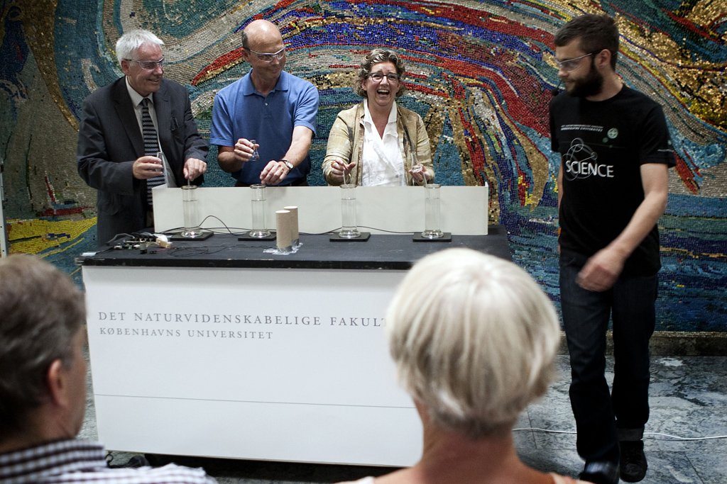 MANIFESTERET TVÆRFAGLIGHED - Ved præsentationen af Niels Bohr Science Park sammenfatter studerende Kristoffer Bredahl (th) fem naturvidenskabelige discipliner i en hjemmebygget kemisk computer for videnskabsminister Charlotte Sahl-Madsen, dekan Nils O. Andersen og UBST-direktør Jens Peter Jacobsen (tv).