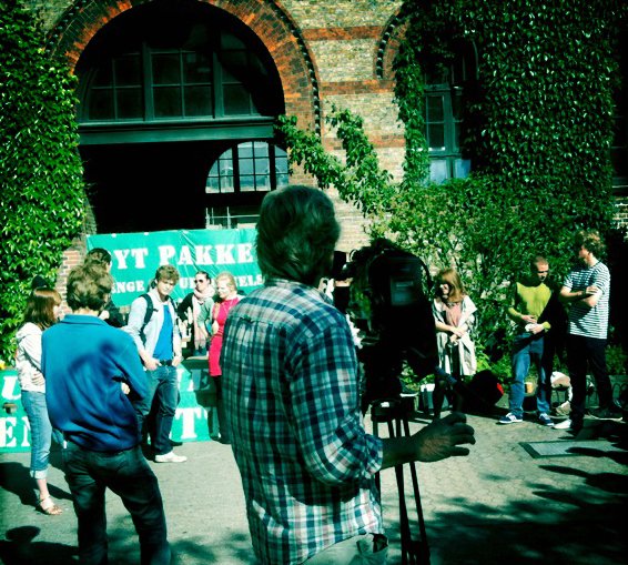 MEDIEDÆKNING - De studerende fik den ønskede mediedækning under blokaden 14. juni. Her er det Lorrys udsendte med ryggen til.