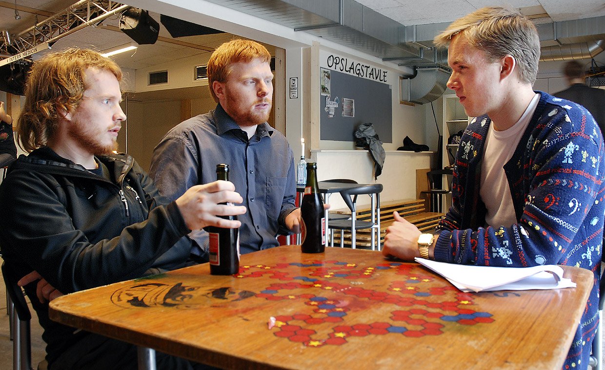 STUDERENDE - »Det kommer jo til at berøre os virkelig meget, hvis de fyrer så mange på universitetet,« siger datalogistuderende Nis Wegmann (th), der derfor er glad for rektors fællesmail om de nye besparelser. 