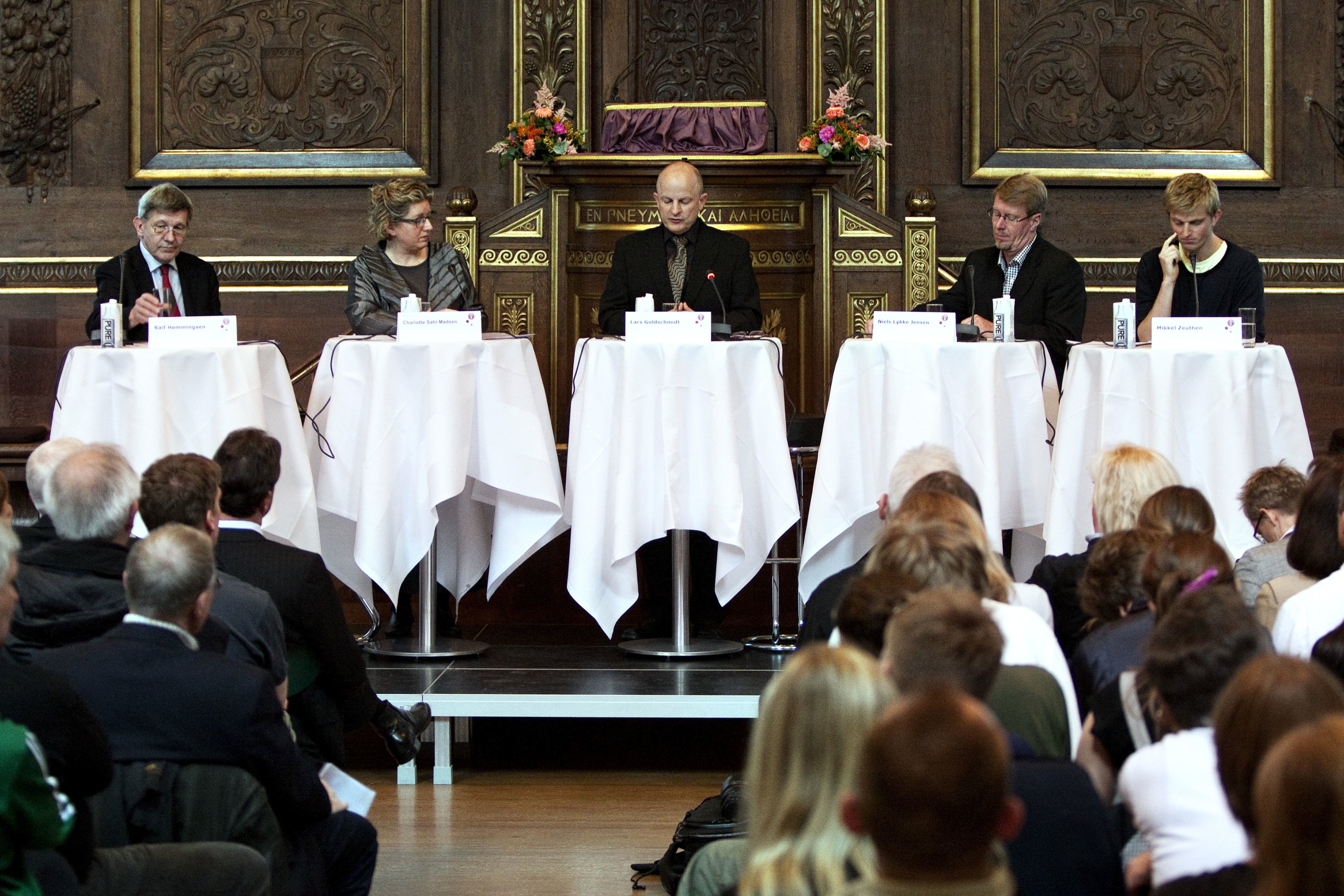 SÆLG VAREN - Universiteterne gør klogt i at holde op med at reagere på nedskæringer ved at hyle som piskede hunde, mener DI's direktør Lars Goldschmidt, der ses i midten ved et debatarrangement på Københavns Universitet 1. juni om netop universiteternes økonomi.
