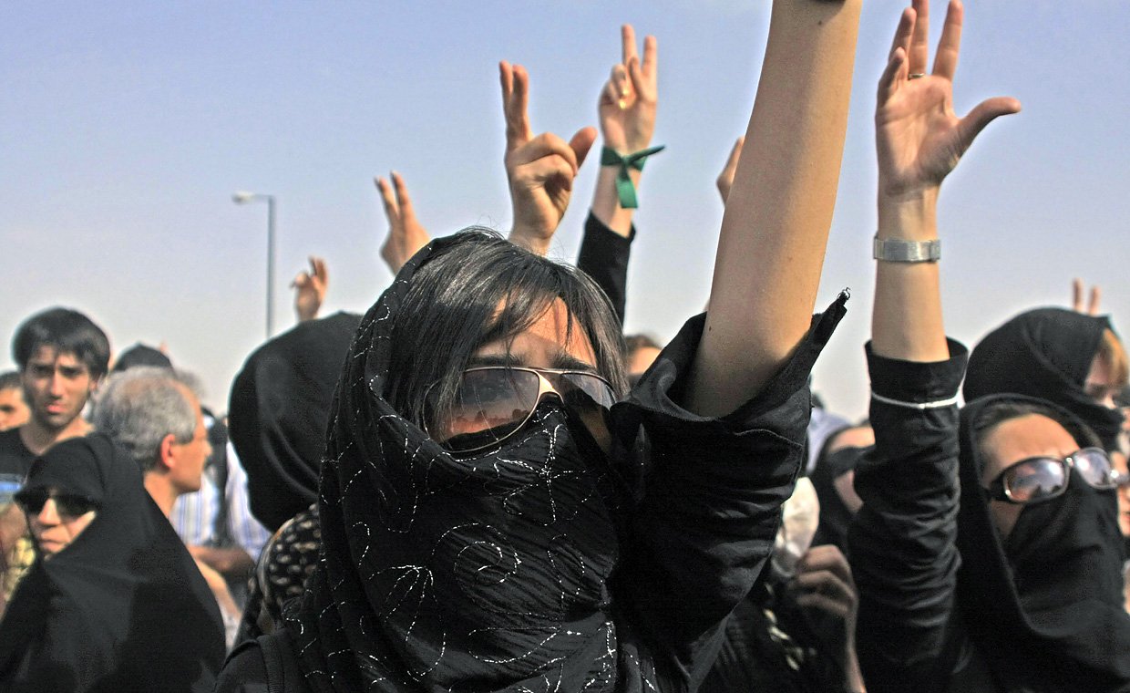 DEN GRØNNE BEVÆGELSE - Billede fra demonstration i juni 2009. De sidste større demonstrationer fandt sted i februar, men aktivister fastholder, at oppositionsfløjen langt fra er død.