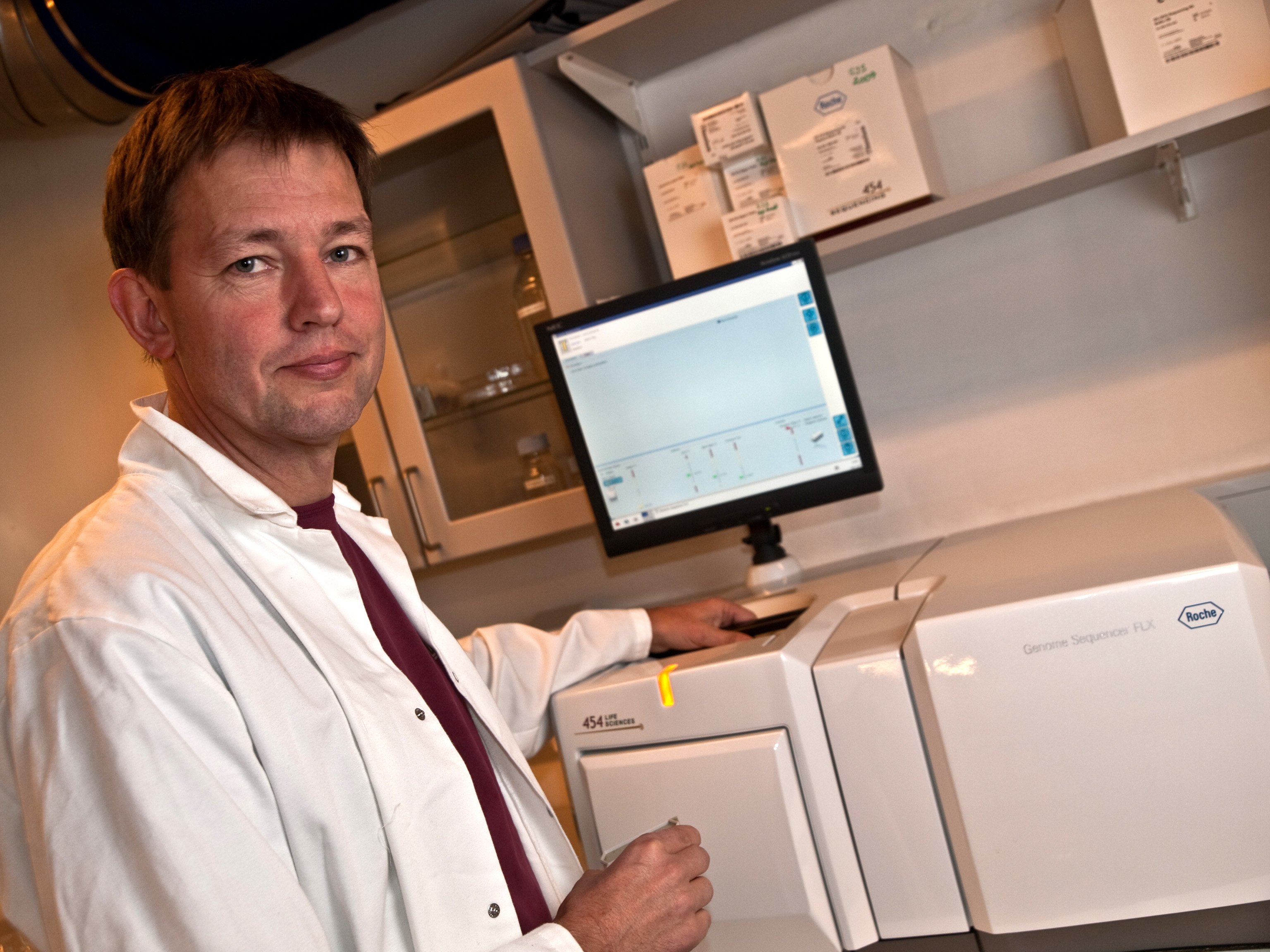 Dyr forskning – Det koster 50.000 kroner alene til kemikalier hver gang Søren -Sørensen vil sekventere en dna-prøve. Apparatet koster fire -millioner kroner.