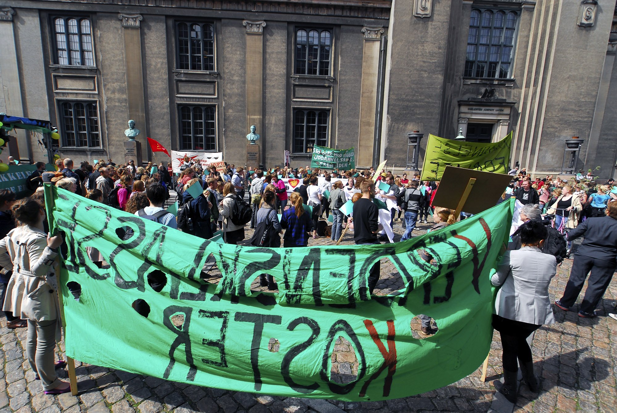 KU´s hovedbygning i baggrunden, klokken er lige omkring 15:30, og pladsen er ved at blive fyldt godt op.