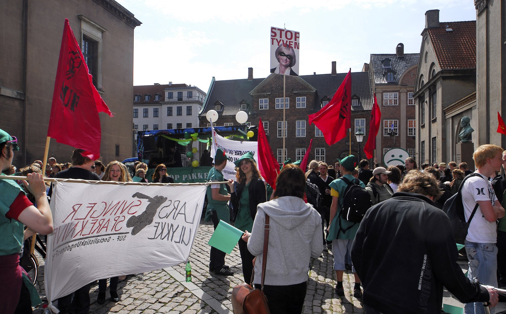 Demonstration against cuts Tuesday 8 June. Student reps call on all social science students to blockade the CSS admin offices Monday 