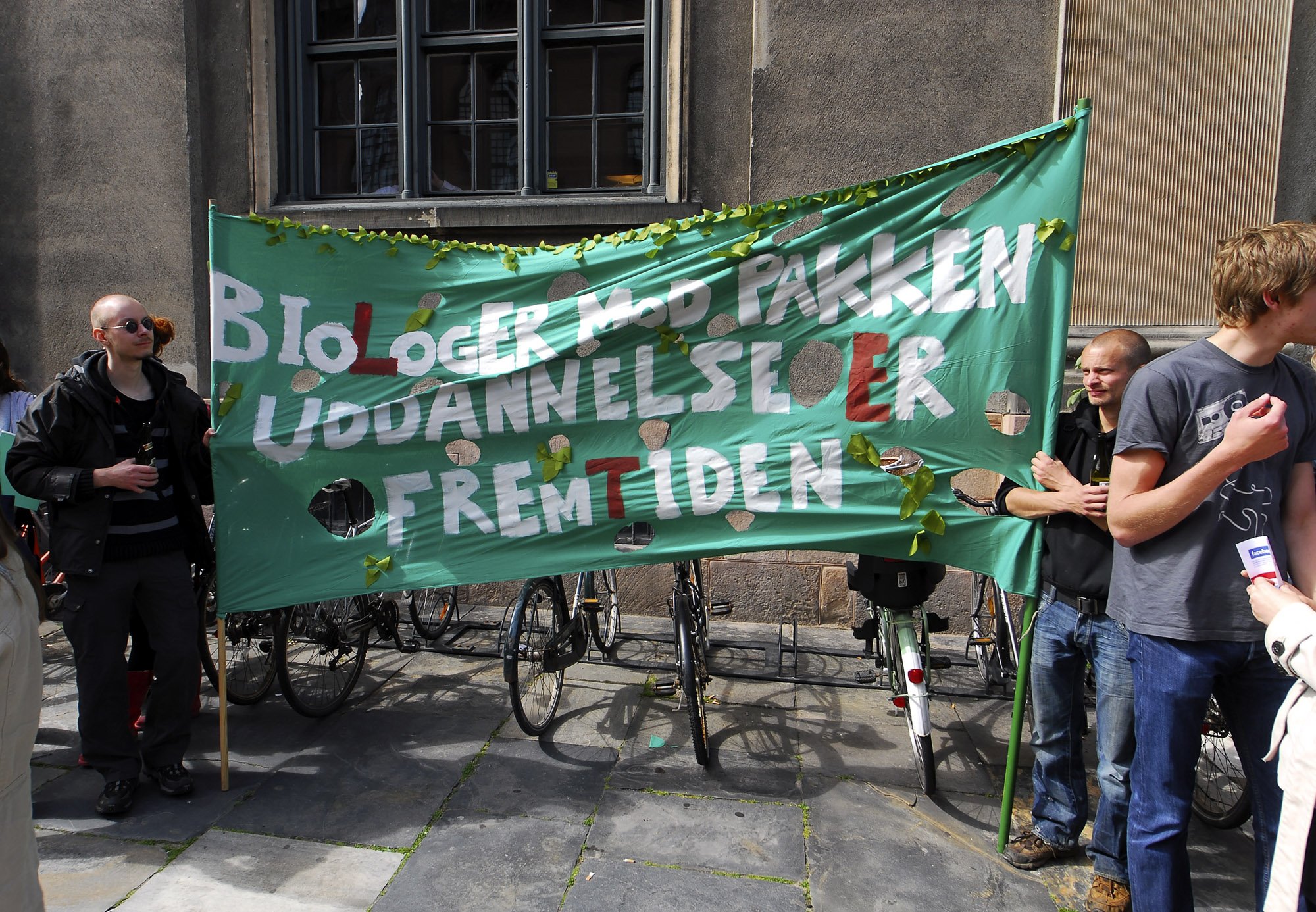 Biologists at the demonstration on 8 June. The banner reads 'Biologists against the package. Education is the future.'