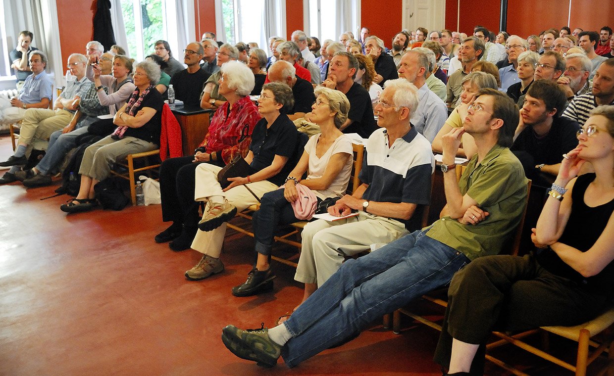 Kan man fylde et helt auditorium på KU til et foredrag, samtidig med at der er VM-fodboldkamp mellem Danmark og Japan? Ja, hvis man hedder Naomi Oreskes og netop har skrevet en bog, der trækker bukserne af ’Tvivlens købmænd’ i klimadebatten og afslører dem som gamle koldkrigere og frimarkedstilhængere.