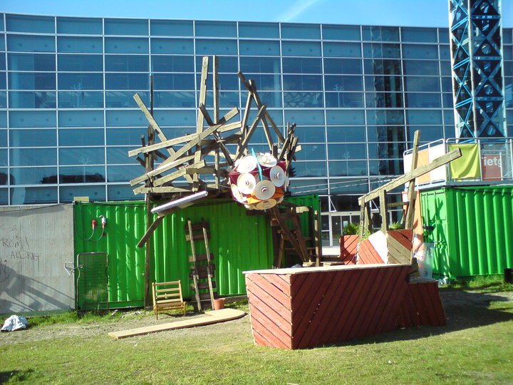 BYGGEREN - Et intimt rum mellem de imposante nybyggerier ved Københavns Universitet Amager er ved at tage form. Genbrugsmaterialer fra det gamle KUA får nyt liv, og alle brugere er velkomne til at bidrage med kreativt drive til 'Knuden'. 