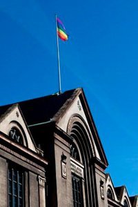 PRIDE PÅ FRUE PLADS - Det symbolske regnbueflag, der fejrer homo-, trans- biseksualitet og queer, blev skabt i 1978 til brug i San Francisco Gay and Lesbian Pride Parade. Her blafrer det i brisen over Københavns Universitets Hovedbygning. 